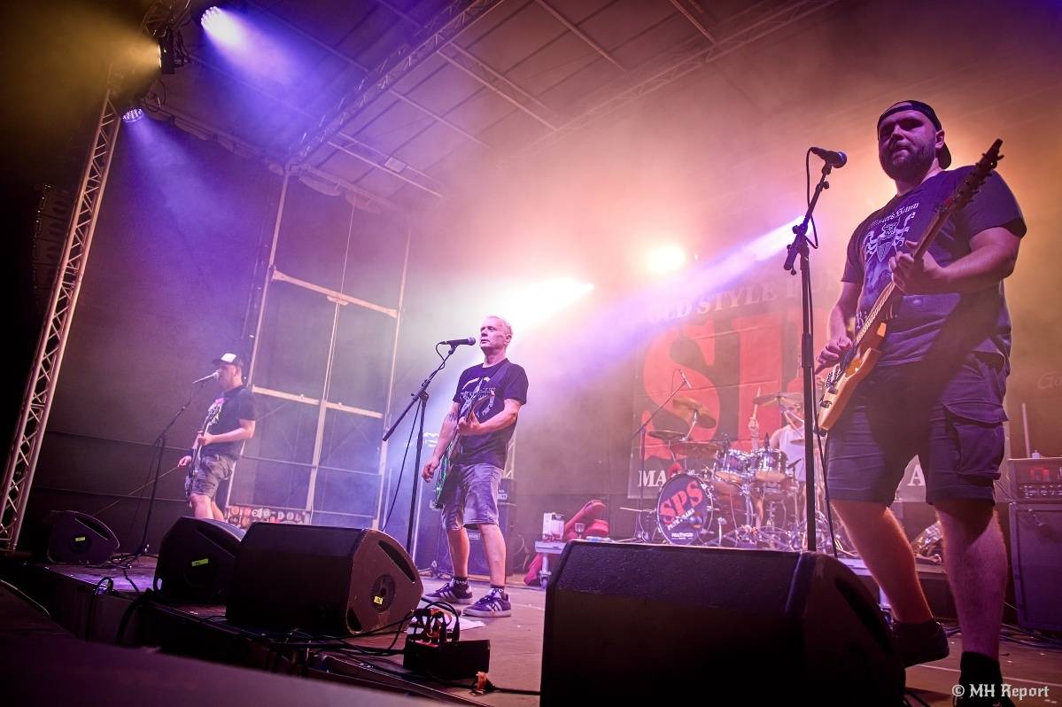 Hvězdou Rock for JK Manětín byli punkoví SPS. Žízeň publikum uhasilo s Alkeholem, zahrálo i Totální nasazení