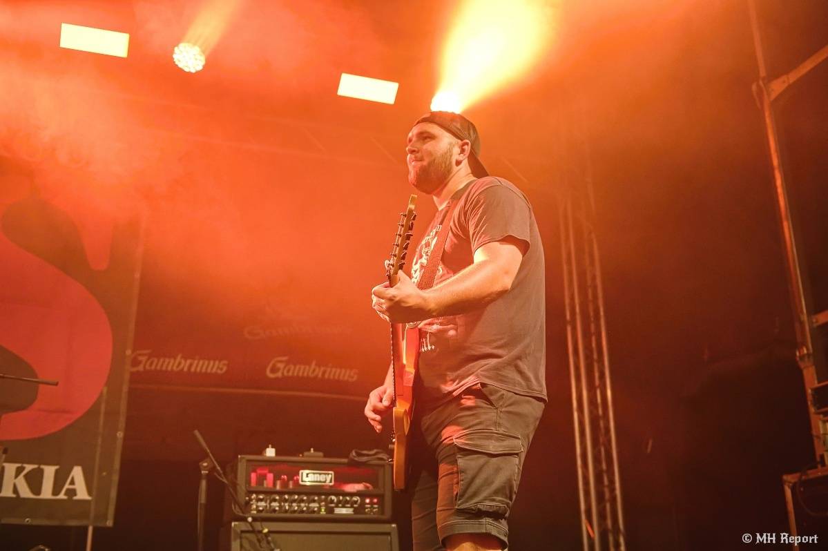 Hvězdou Rock for JK Manětín byli punkoví SPS. Žízeň publikum uhasilo s Alkeholem, zahrálo i Totální nasazení