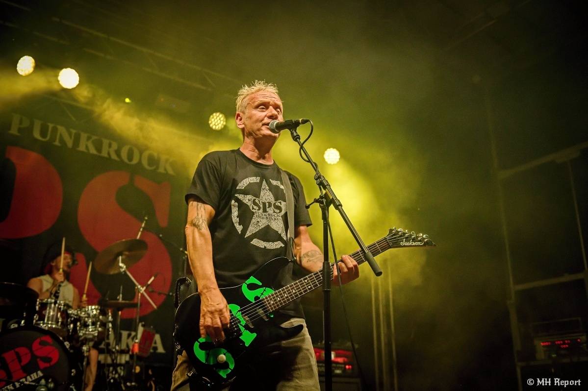 Hvězdou Rock for JK Manětín byli punkoví SPS. Žízeň publikum uhasilo s Alkeholem, zahrálo i Totální nasazení