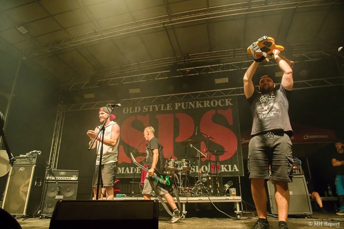 Hvězdou Rock for JK Manětín byli punkoví SPS. Žízeň publikum uhasilo s Alkeholem, zahrálo i Totální nasazení