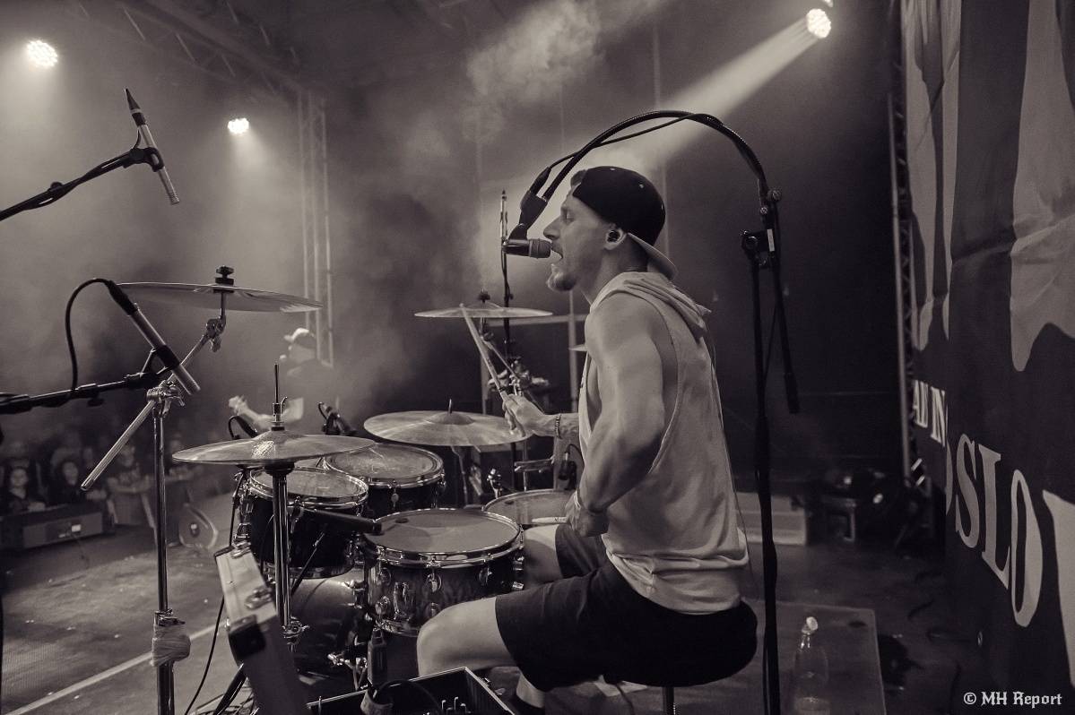 Hvězdou Rock for JK Manětín byli punkoví SPS. Žízeň publikum uhasilo s Alkeholem, zahrálo i Totální nasazení
