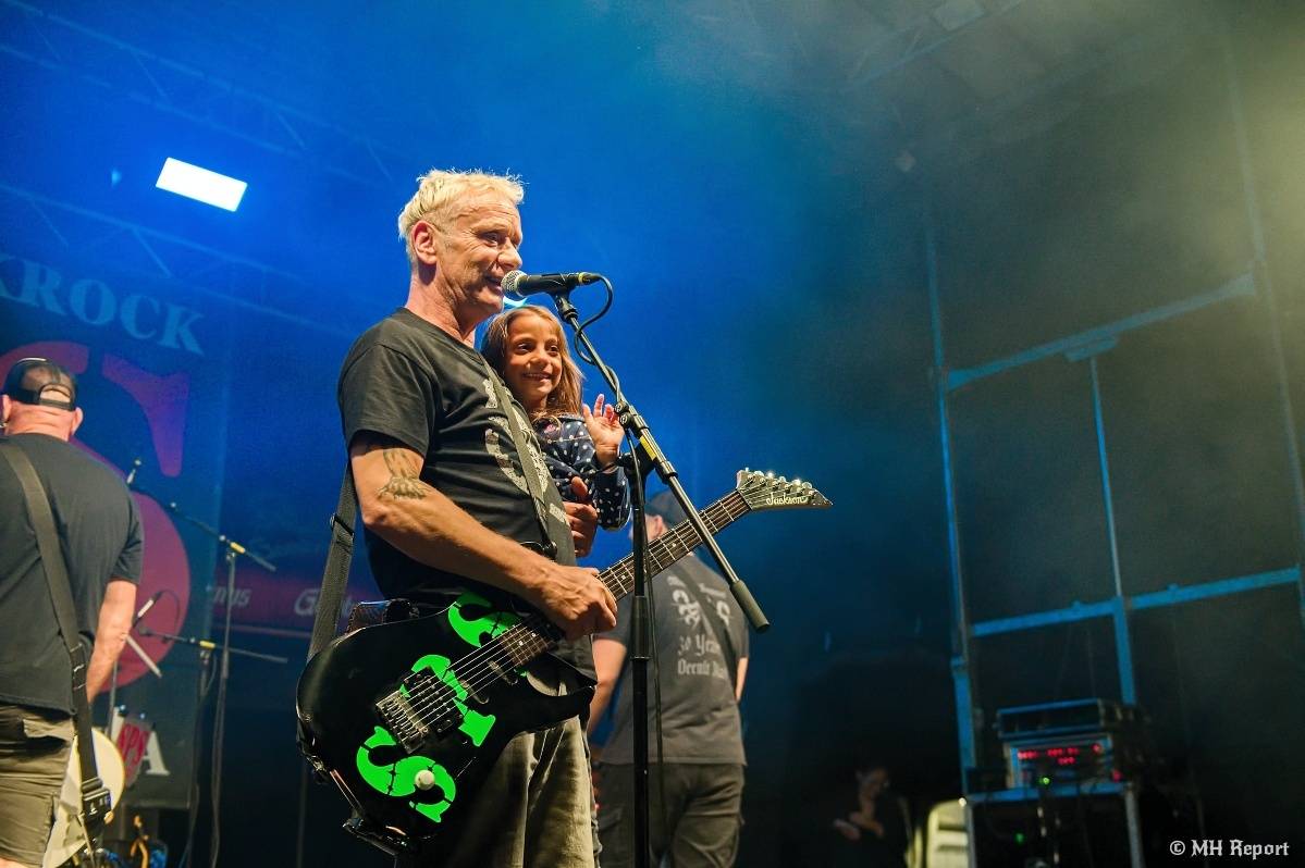 Hvězdou Rock for JK Manětín byli punkoví SPS. Žízeň publikum uhasilo s Alkeholem, zahrálo i Totální nasazení