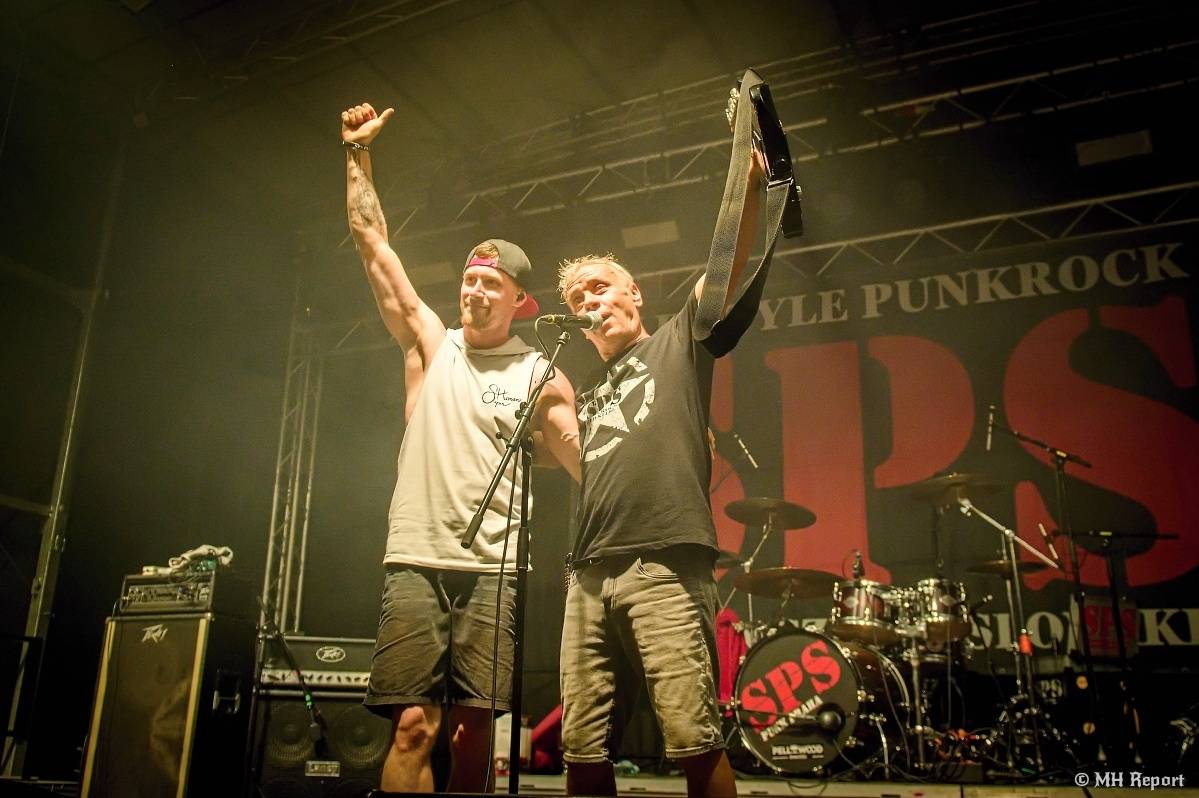 Hvězdou Rock for JK Manětín byli punkoví SPS. Žízeň publikum uhasilo s Alkeholem, zahrálo i Totální nasazení