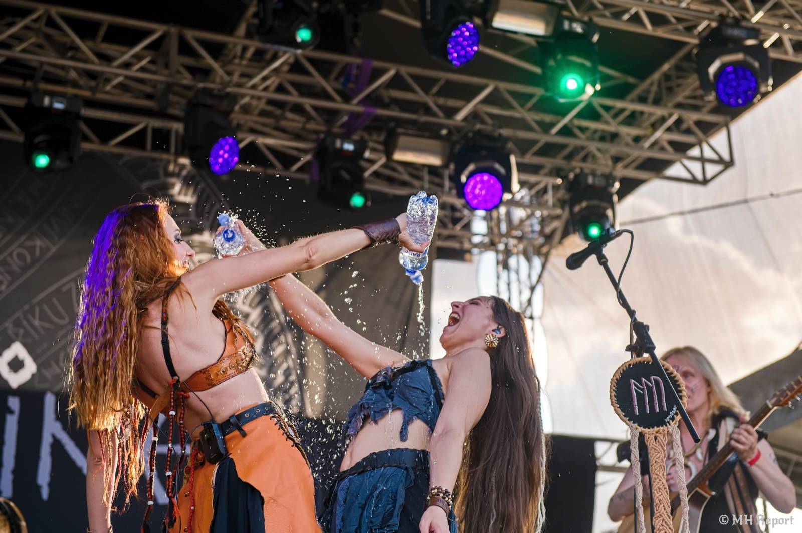 Basinfirefest odstartoval ve velkém stylu. Čtvrtek nabídl koncerty Arakainu, Freedom Call i Death To All