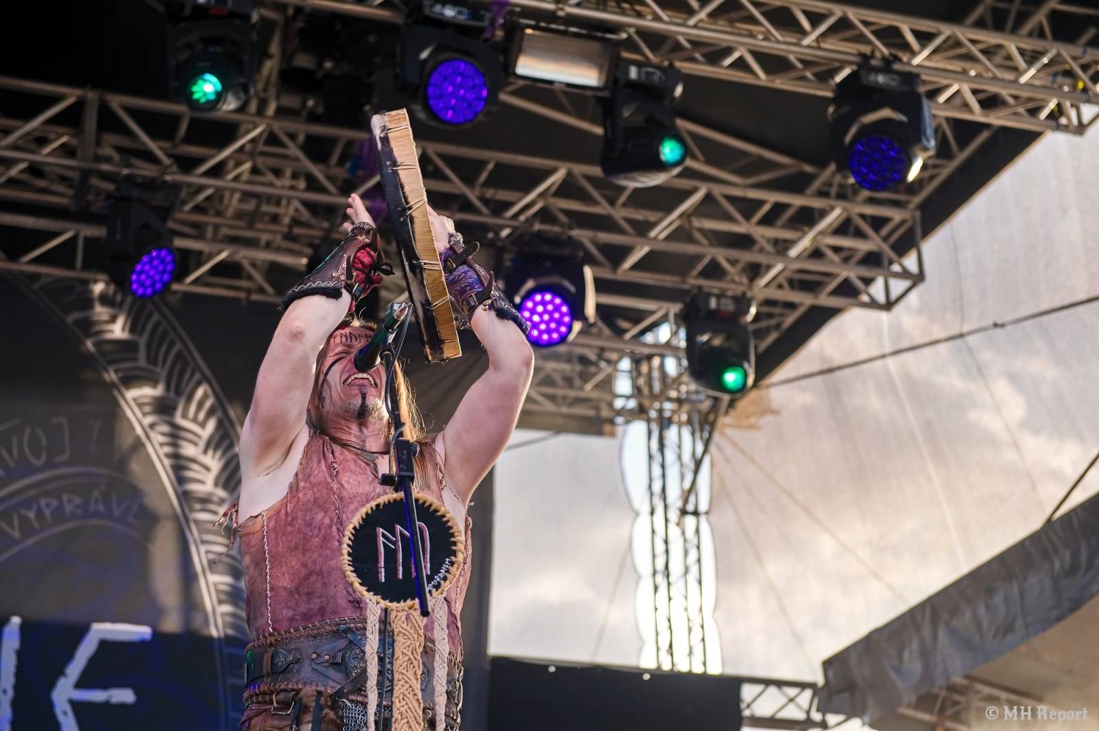 Basinfirefest odstartoval ve velkém stylu. Čtvrtek nabídl koncerty Arakainu, Freedom Call i Death To All