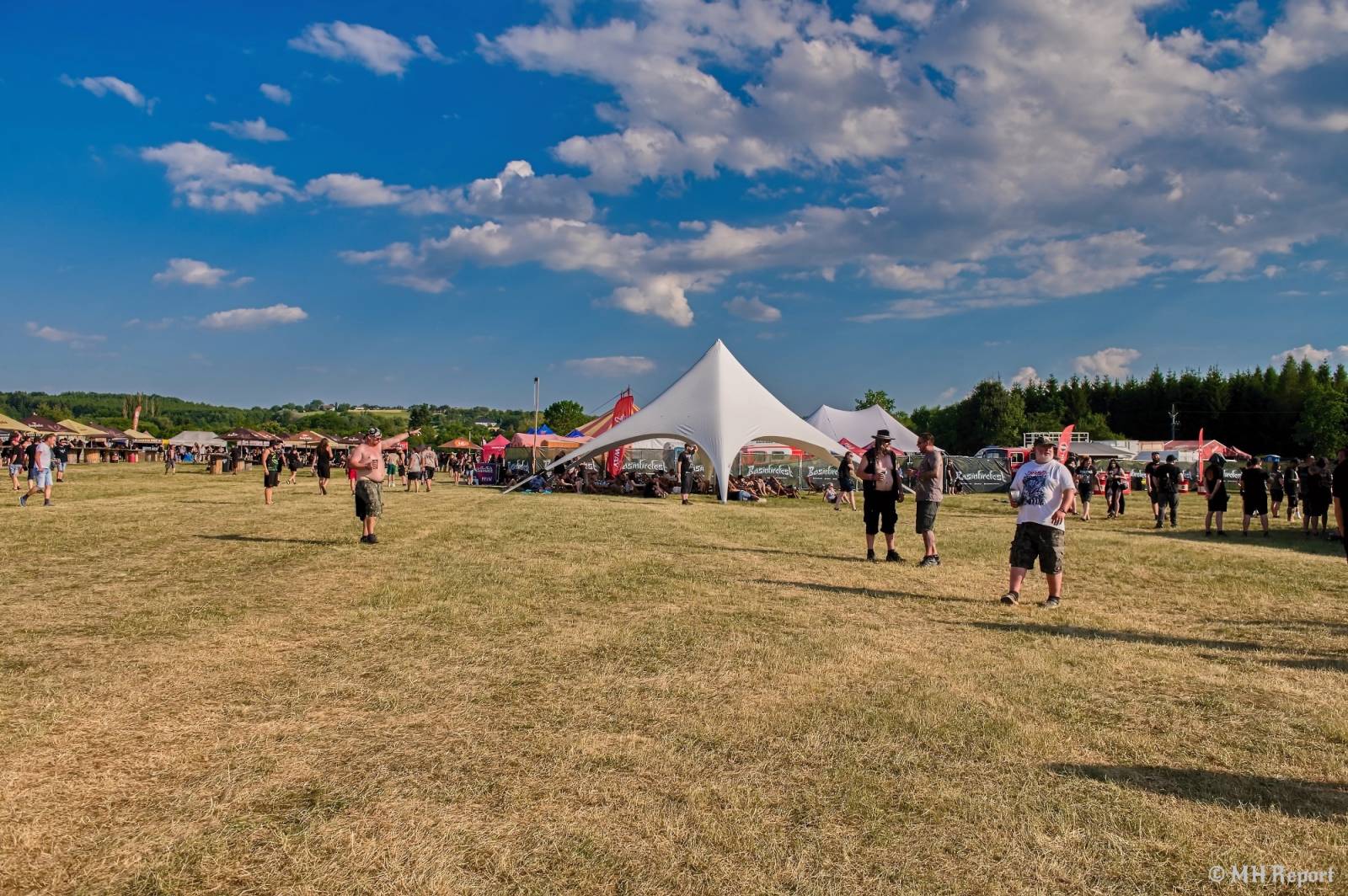 Basinfirefest odstartoval ve velkém stylu. Čtvrtek nabídl koncerty Arakainu, Freedom Call i Death To All