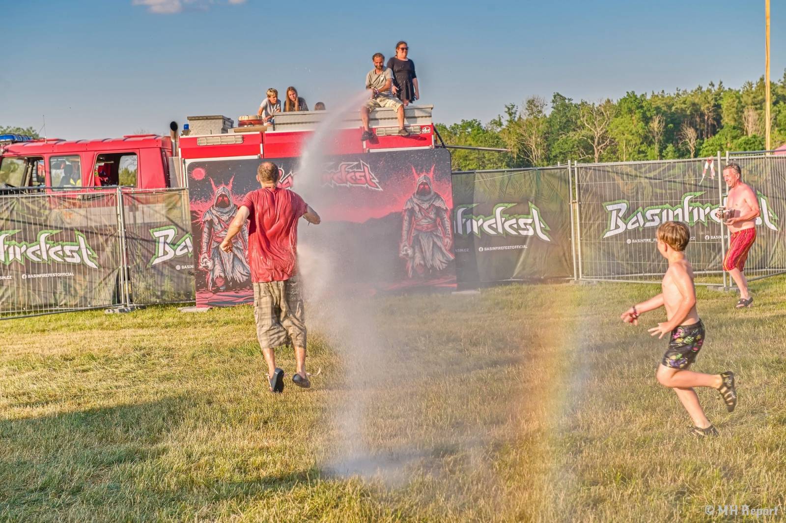 Basinfirefest odstartoval ve velkém stylu. Čtvrtek nabídl koncerty Arakainu, Freedom Call i Death To All