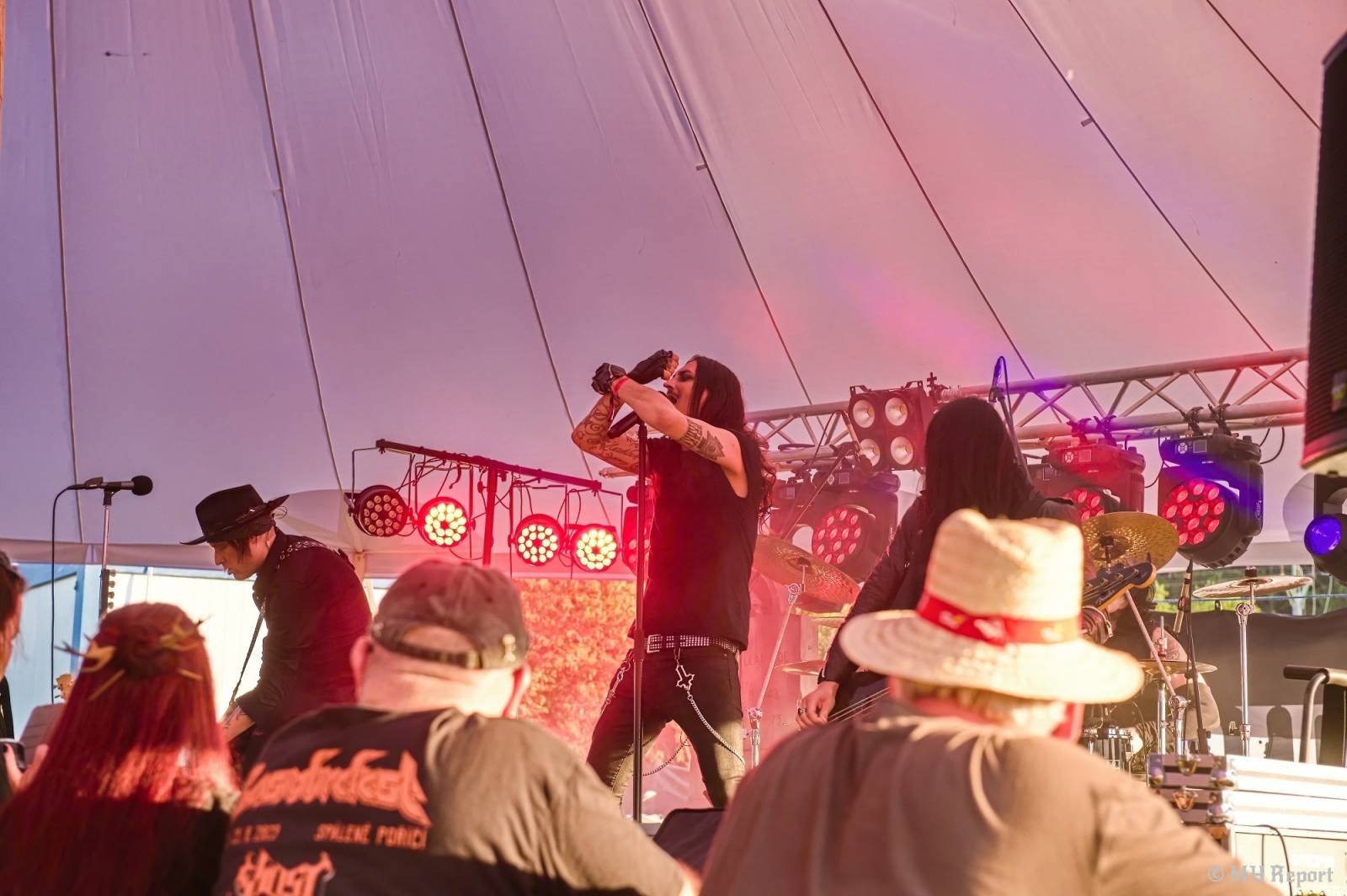 Basinfirefest odstartoval ve velkém stylu. Čtvrtek nabídl koncerty Arakainu, Freedom Call i Death To All