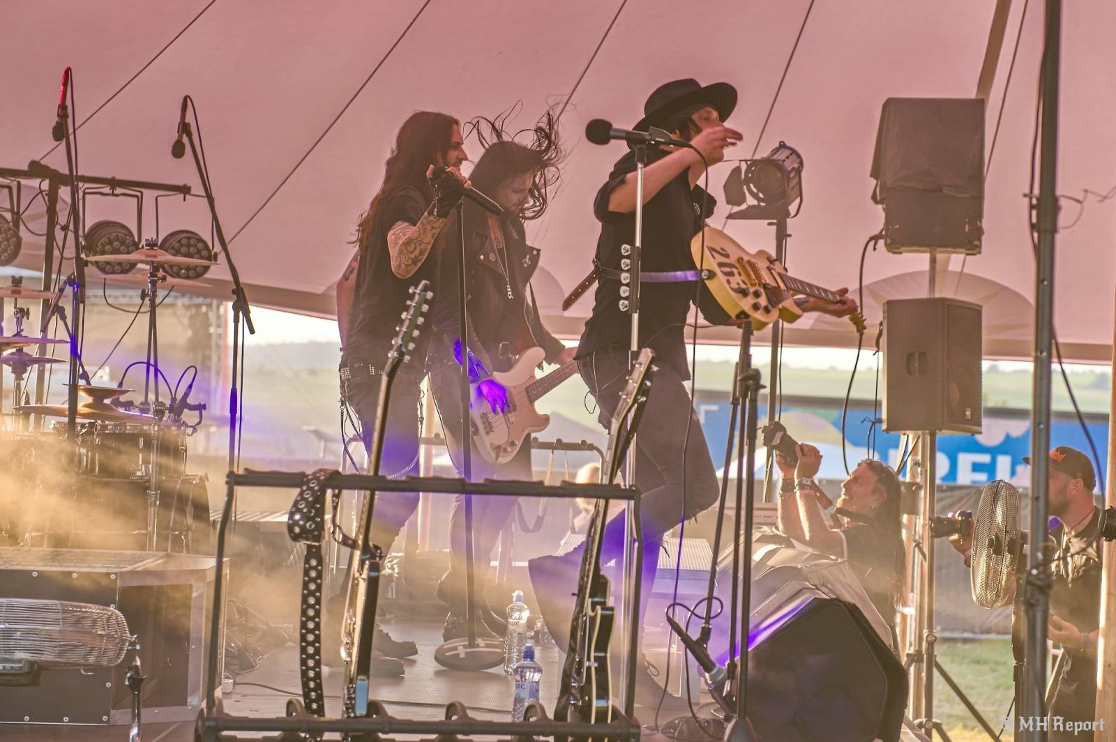 Basinfirefest odstartoval ve velkém stylu. Čtvrtek nabídl koncerty Arakainu, Freedom Call i Death To All