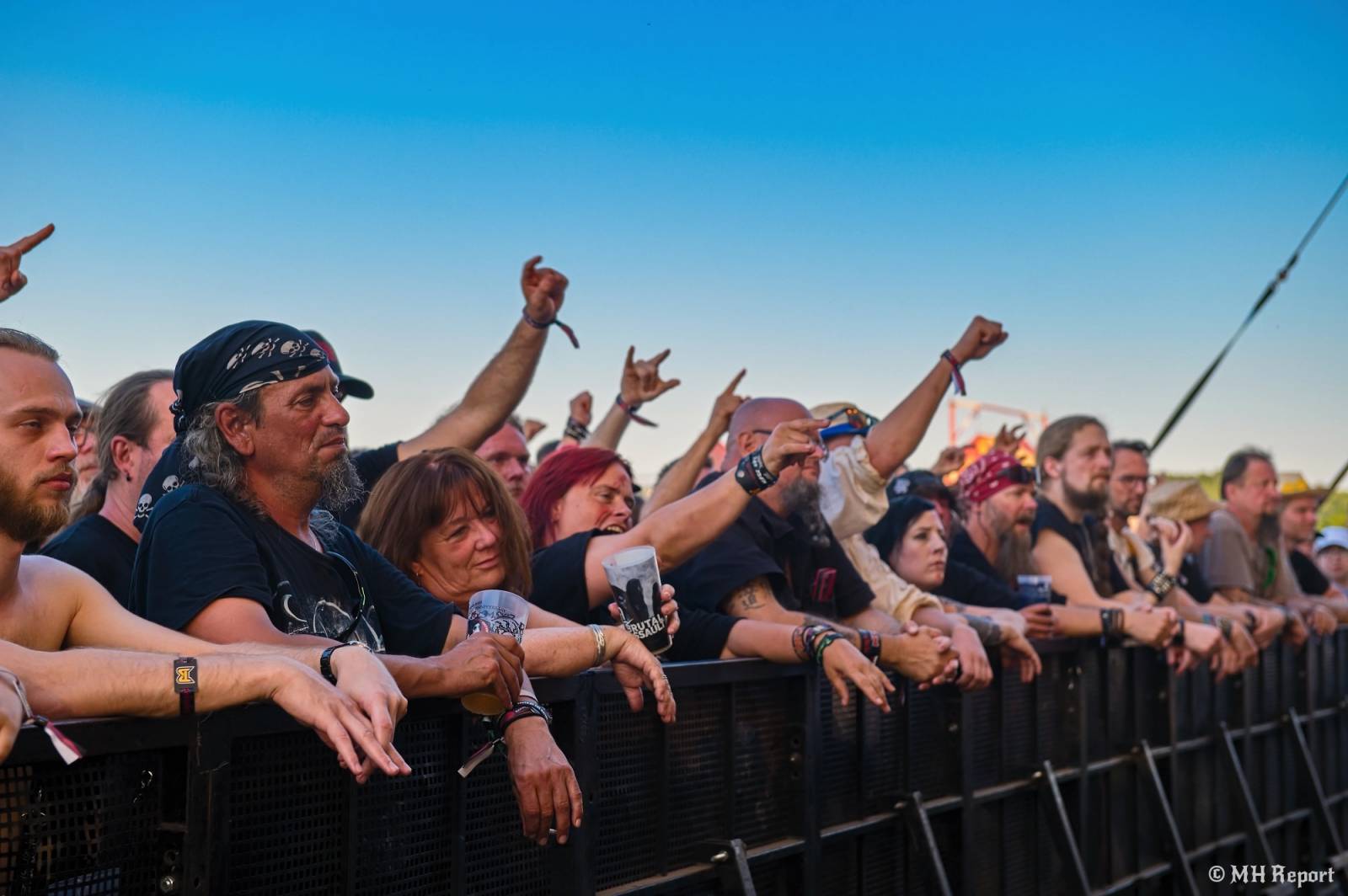 Basinfirefest odstartoval ve velkém stylu. Čtvrtek nabídl koncerty Arakainu, Freedom Call i Death To All