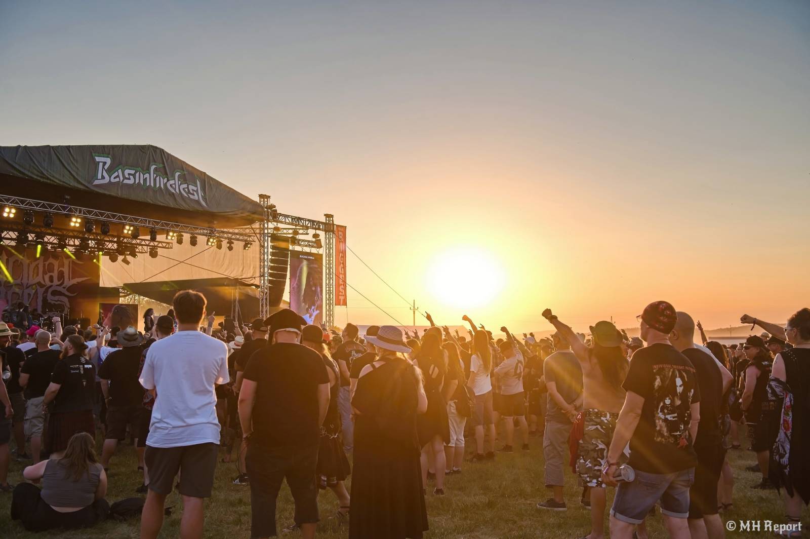 Basinfirefest odstartoval ve velkém stylu. Čtvrtek nabídl koncerty Arakainu, Freedom Call i Death To All