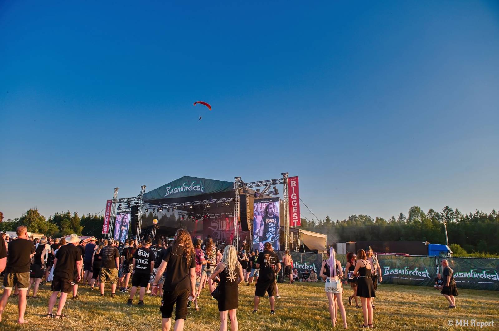 Basinfirefest odstartoval ve velkém stylu. Čtvrtek nabídl koncerty Arakainu, Freedom Call i Death To All