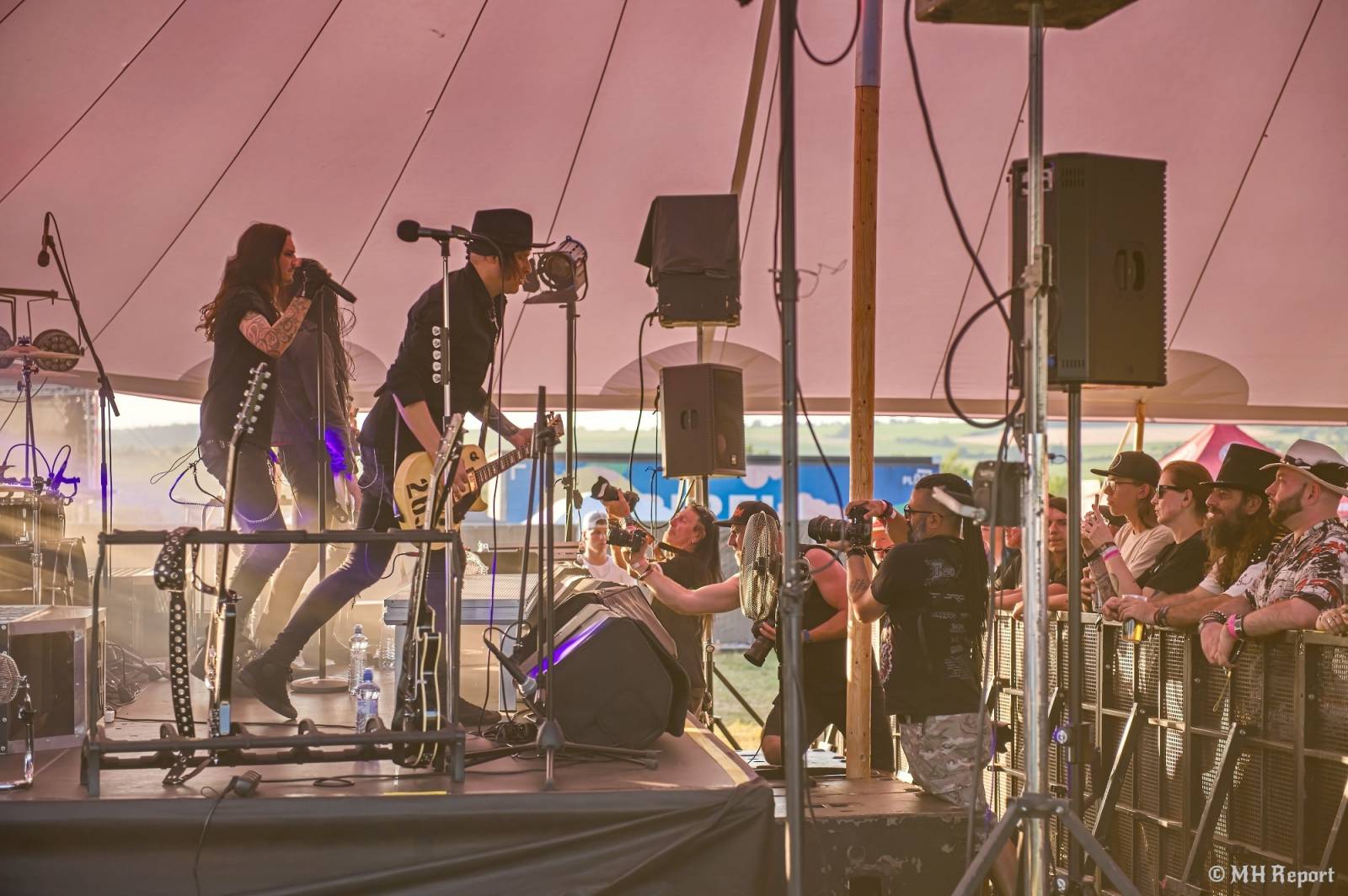Basinfirefest odstartoval ve velkém stylu. Čtvrtek nabídl koncerty Arakainu, Freedom Call i Death To All