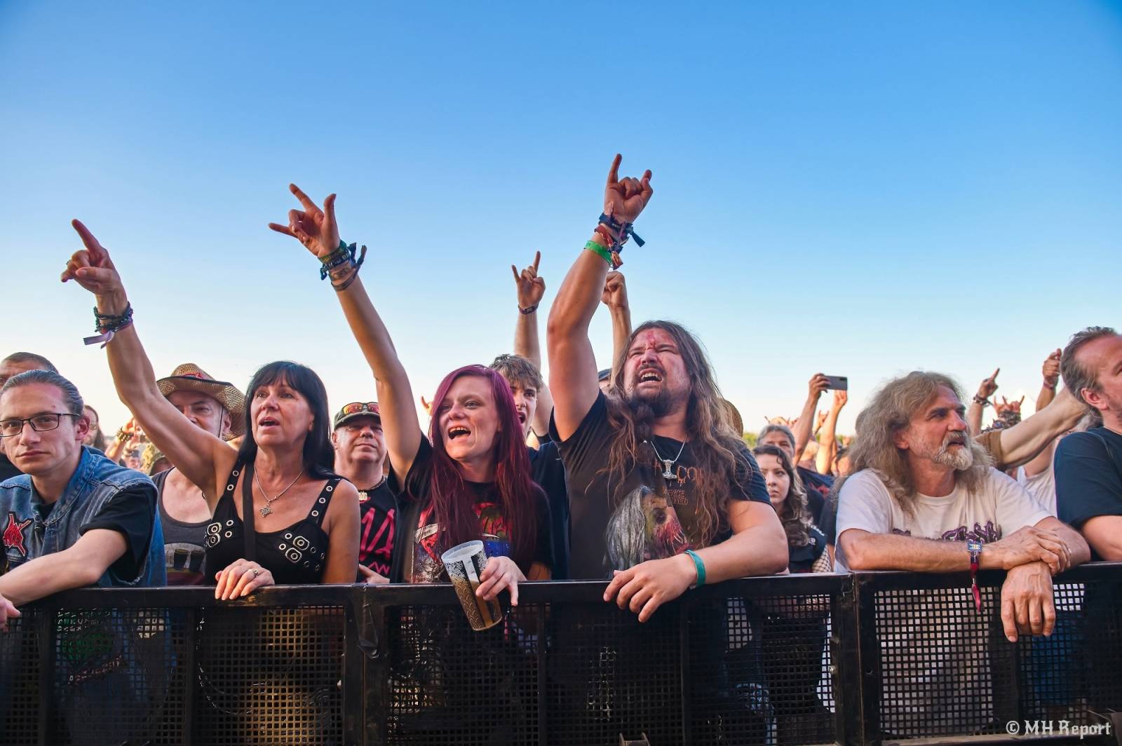 Basinfirefest odstartoval ve velkém stylu. Čtvrtek nabídl koncerty Arakainu, Freedom Call i Death To All