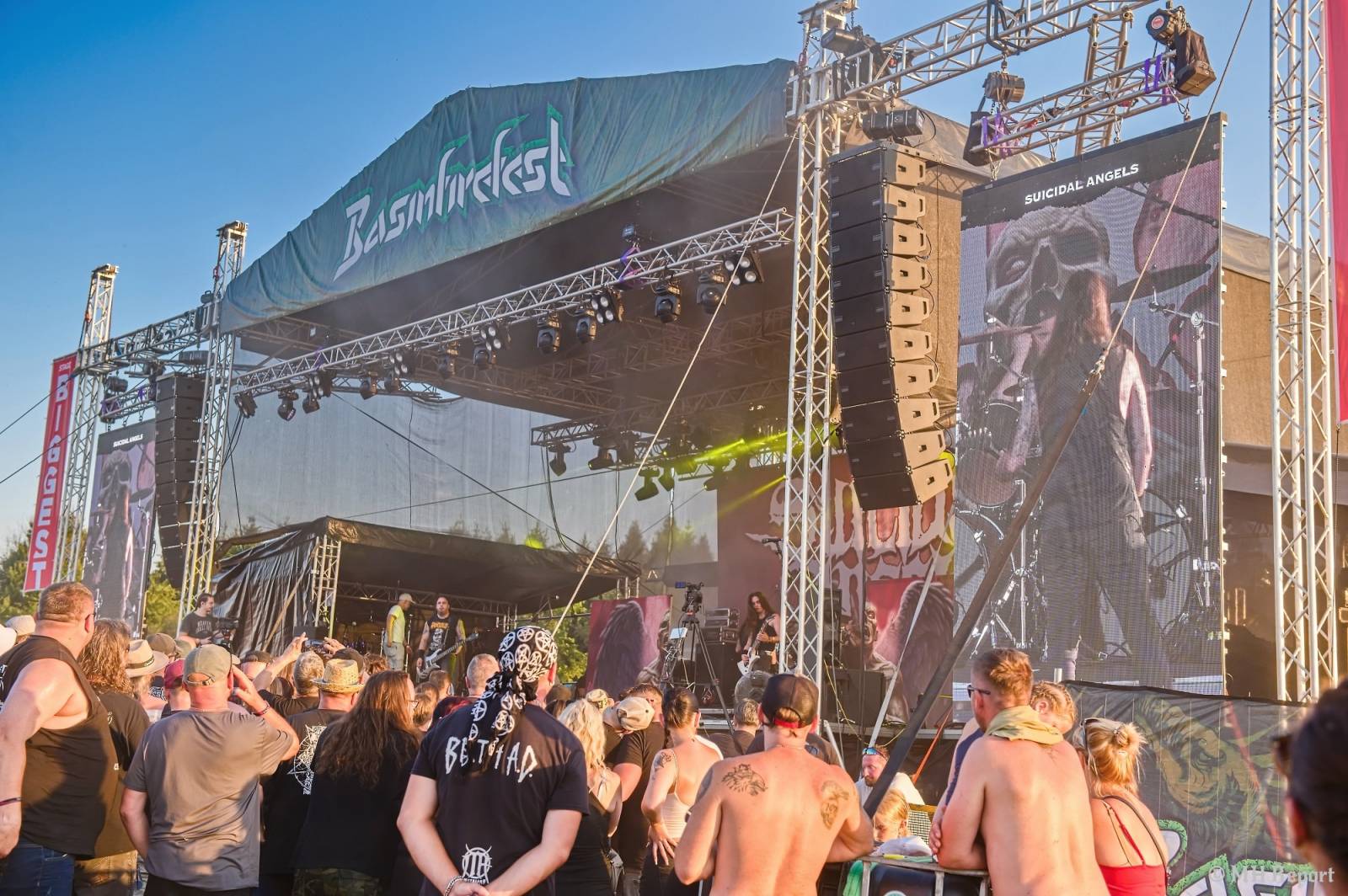 Basinfirefest odstartoval ve velkém stylu. Čtvrtek nabídl koncerty Arakainu, Freedom Call i Death To All