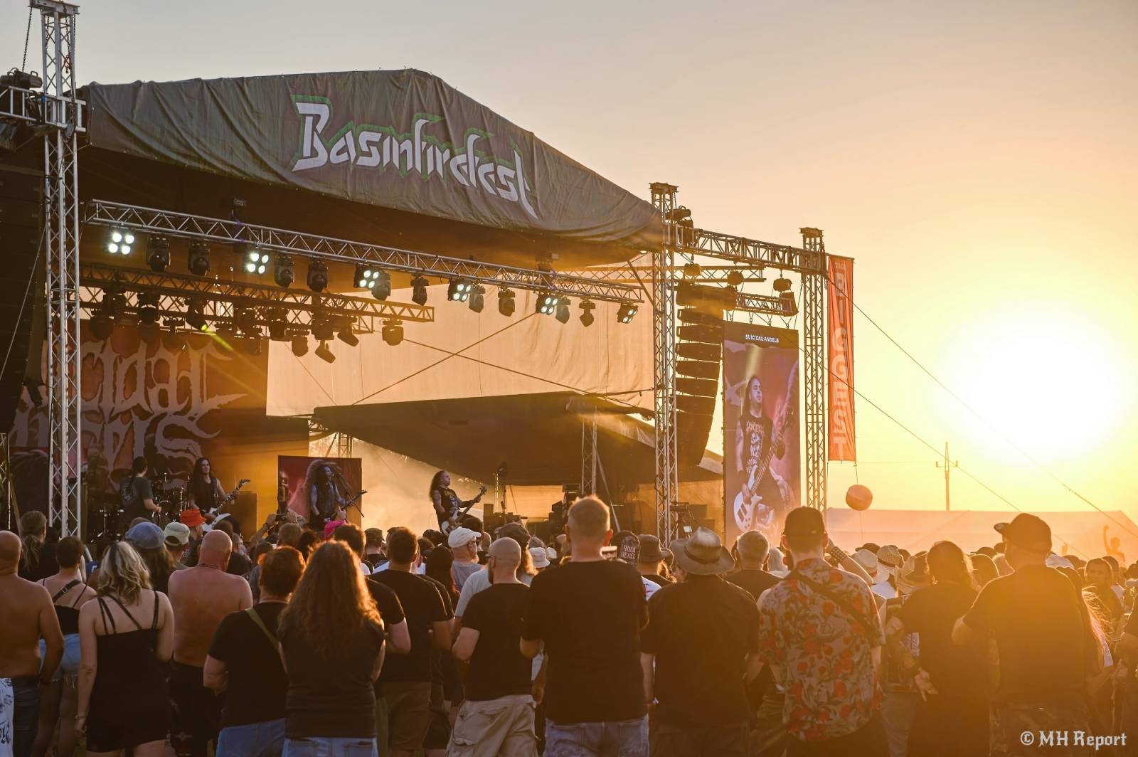 Basinfirefest odstartoval ve velkém stylu. Čtvrtek nabídl koncerty Arakainu, Freedom Call i Death To All