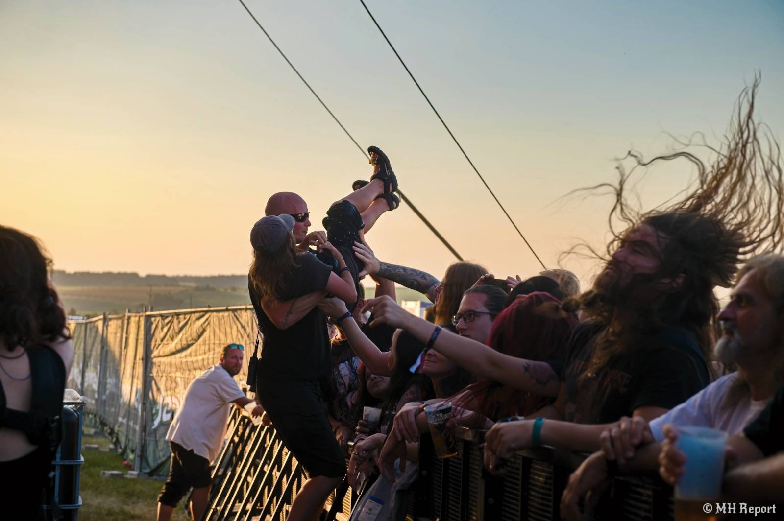 Basinfirefest odstartoval ve velkém stylu. Čtvrtek nabídl koncerty Arakainu, Freedom Call i Death To All