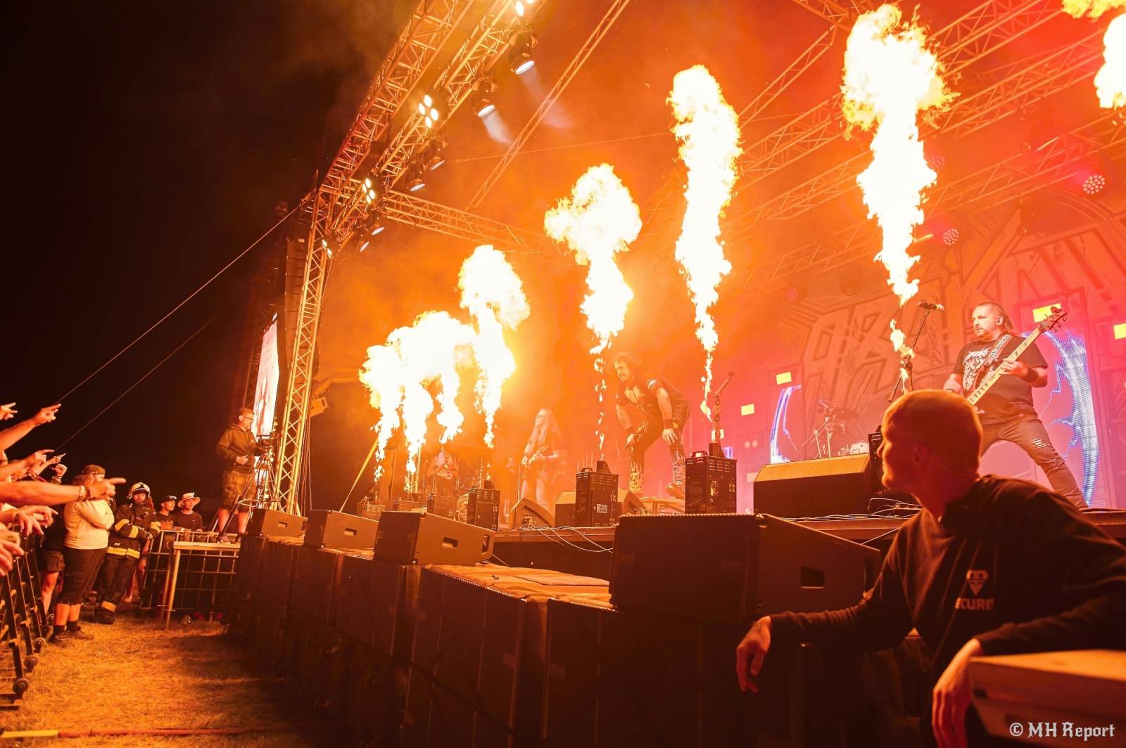Basinfirefest odstartoval ve velkém stylu. Čtvrtek nabídl koncerty Arakainu, Freedom Call i Death To All