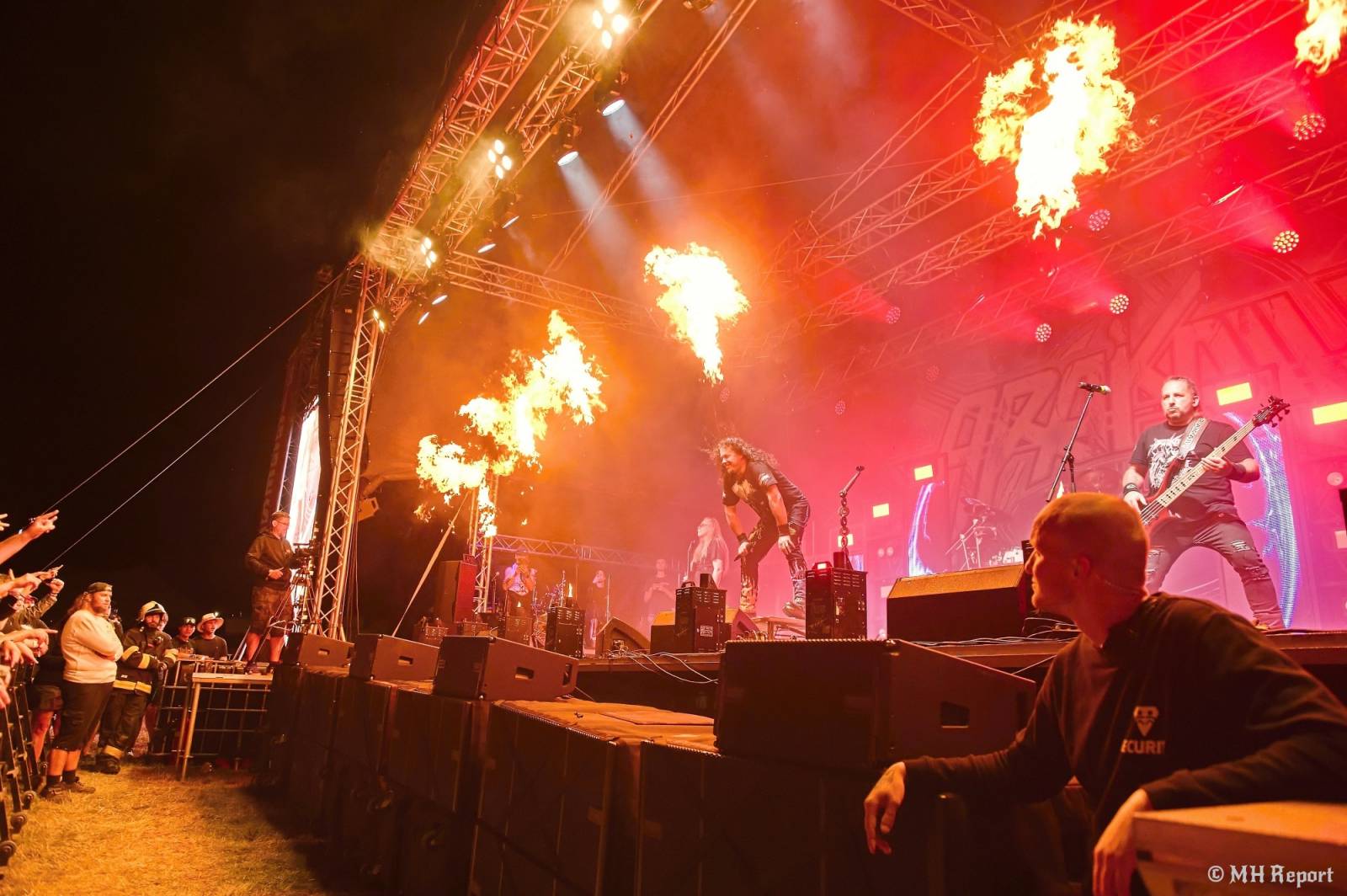 Basinfirefest odstartoval ve velkém stylu. Čtvrtek nabídl koncerty Arakainu, Freedom Call i Death To All