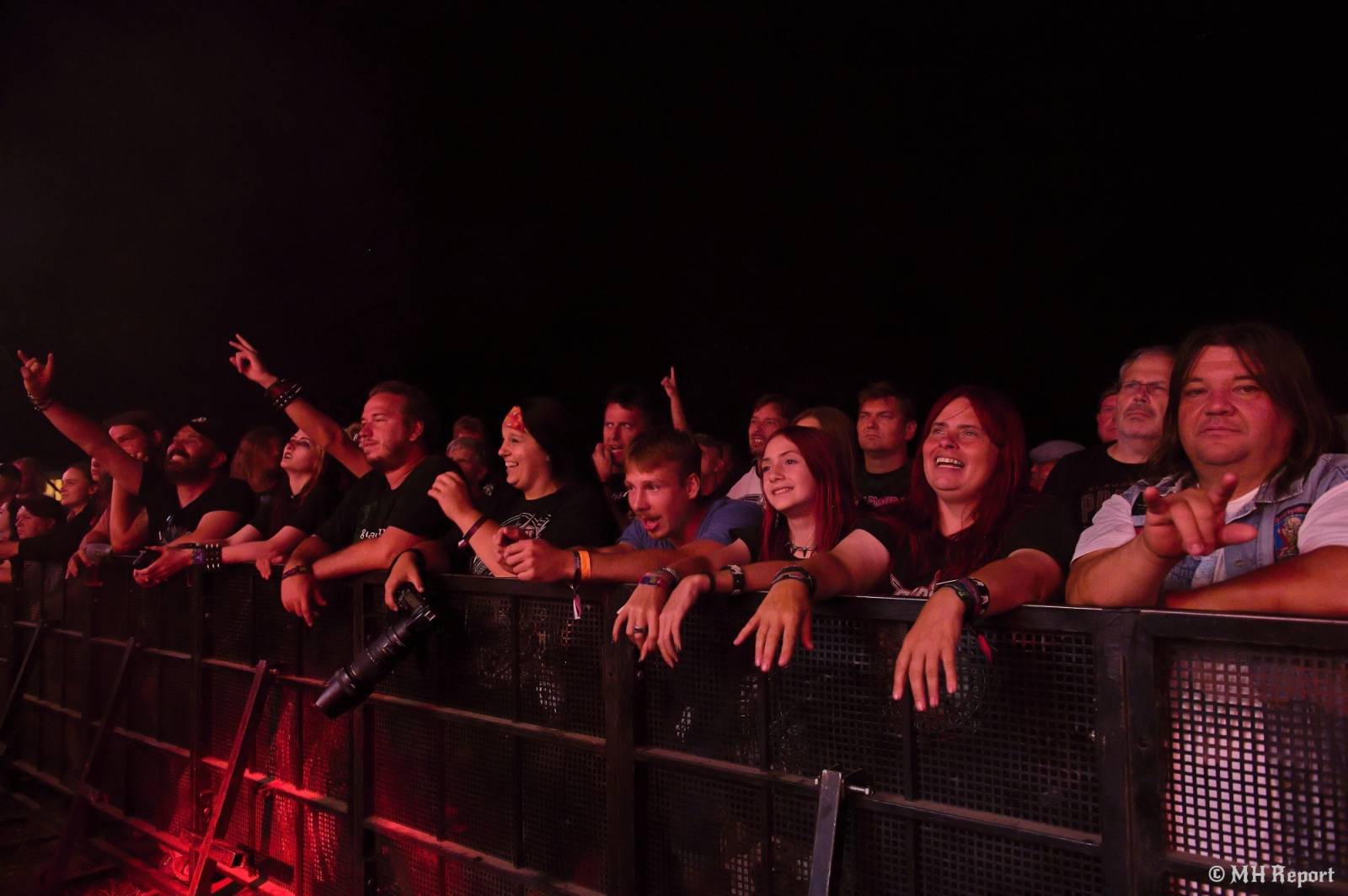 Basinfirefest odstartoval ve velkém stylu. Čtvrtek nabídl koncerty Arakainu, Freedom Call i Death To All