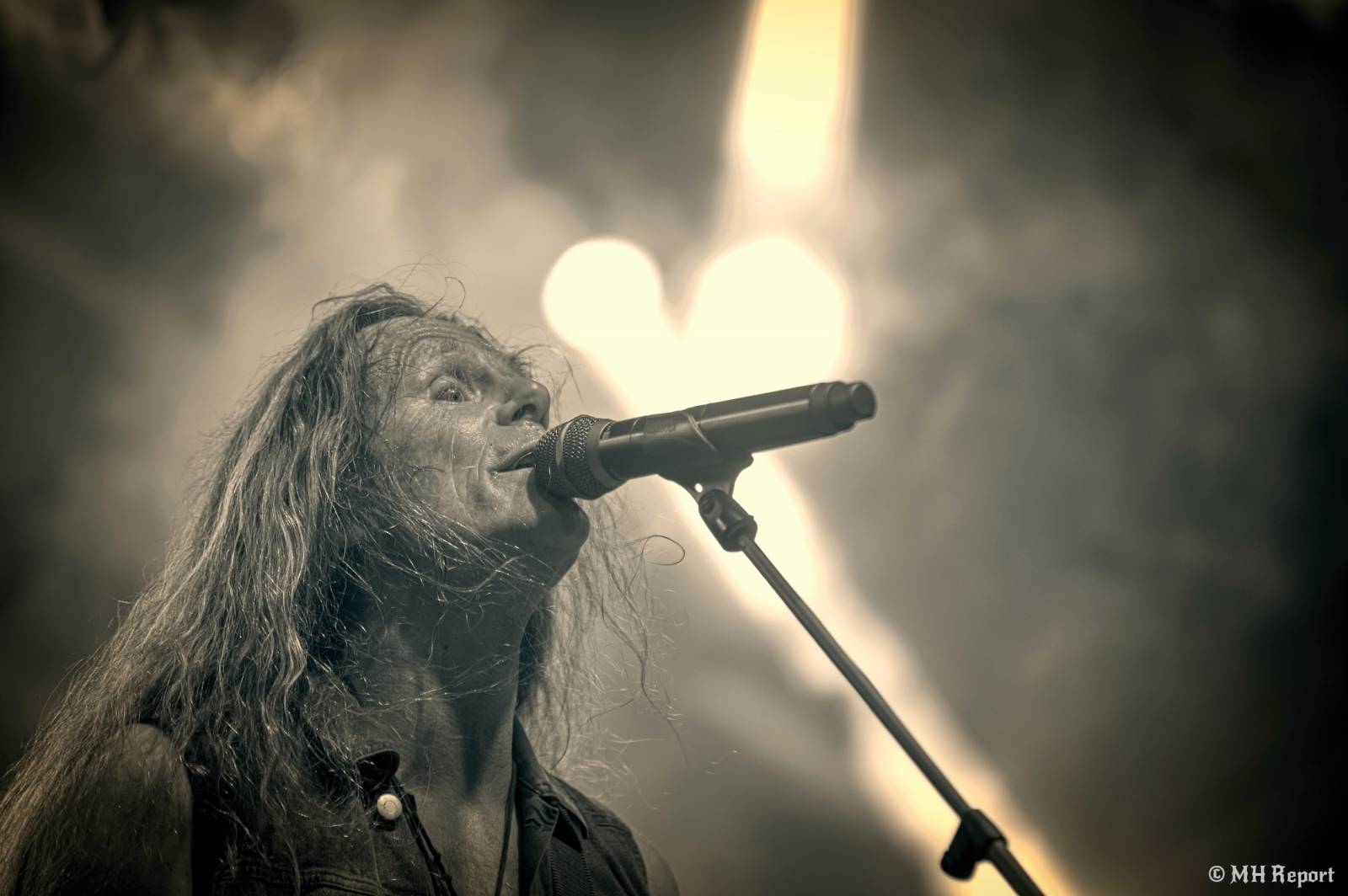 Basinfirefest odstartoval ve velkém stylu. Čtvrtek nabídl koncerty Arakainu, Freedom Call i Death To All
