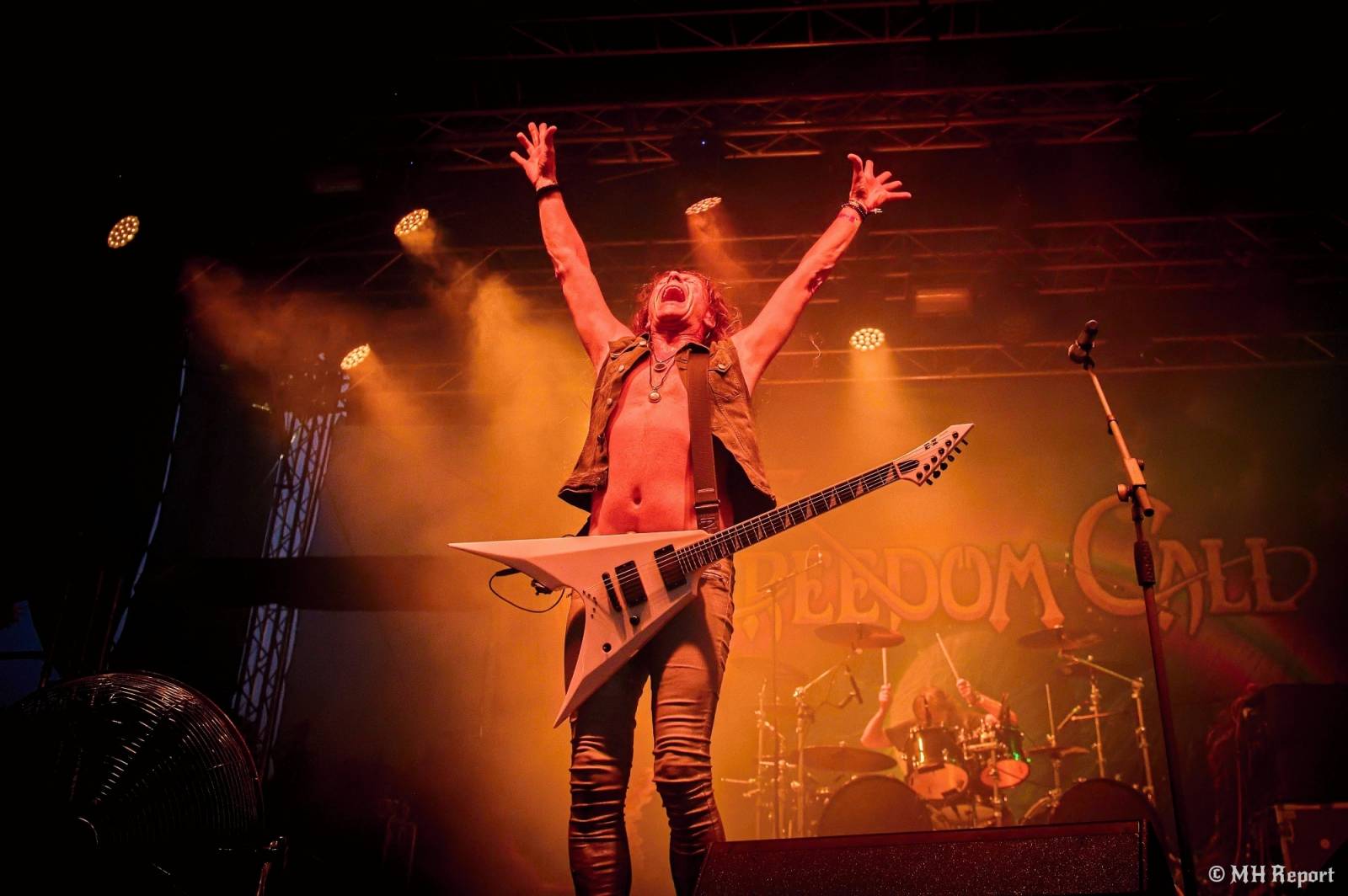 Basinfirefest odstartoval ve velkém stylu. Čtvrtek nabídl koncerty Arakainu, Freedom Call i Death To All