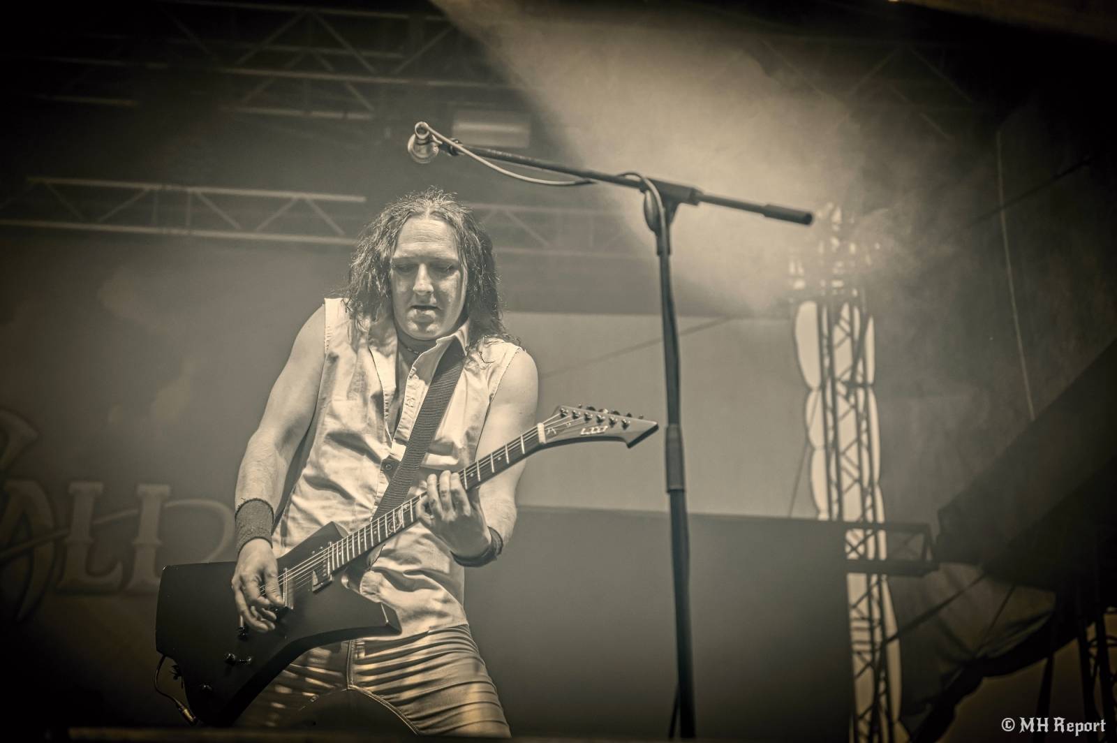 Basinfirefest odstartoval ve velkém stylu. Čtvrtek nabídl koncerty Arakainu, Freedom Call i Death To All