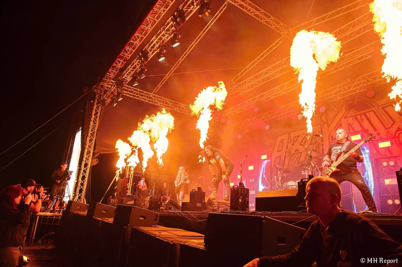 Basinfirefest odstartoval ve velkém stylu. Čtvrtek nabídl koncerty Arakainu, Freedom Call i Death To All