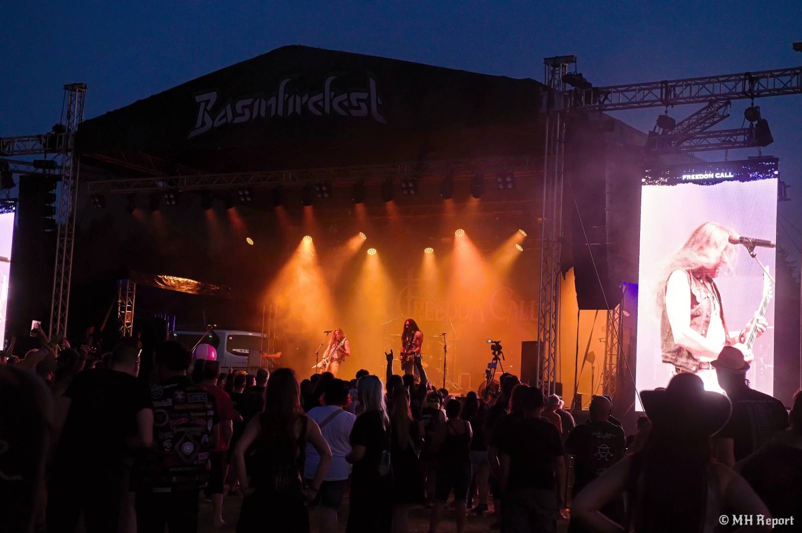 Basinfirefest odstartoval ve velkém stylu. Čtvrtek nabídl koncerty Arakainu, Freedom Call i Death To All