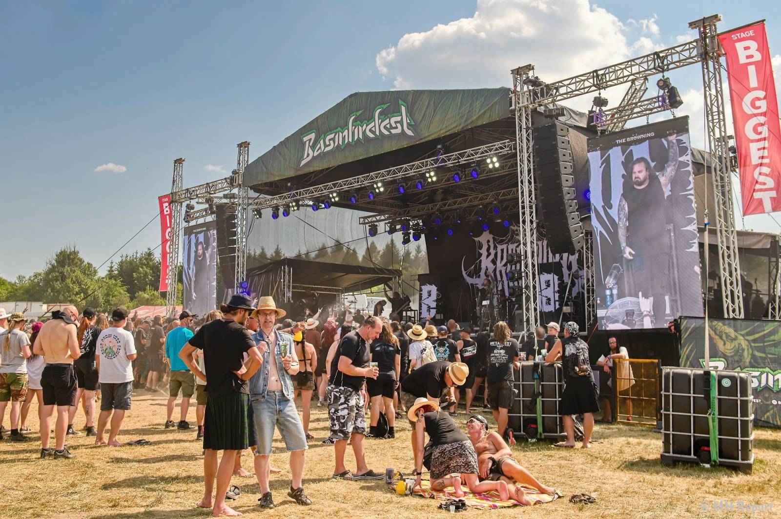 Tahákem třetího dne Basinfirefestu byli Napalm Death, dorazili i Paradise Lost a Six Feet Under