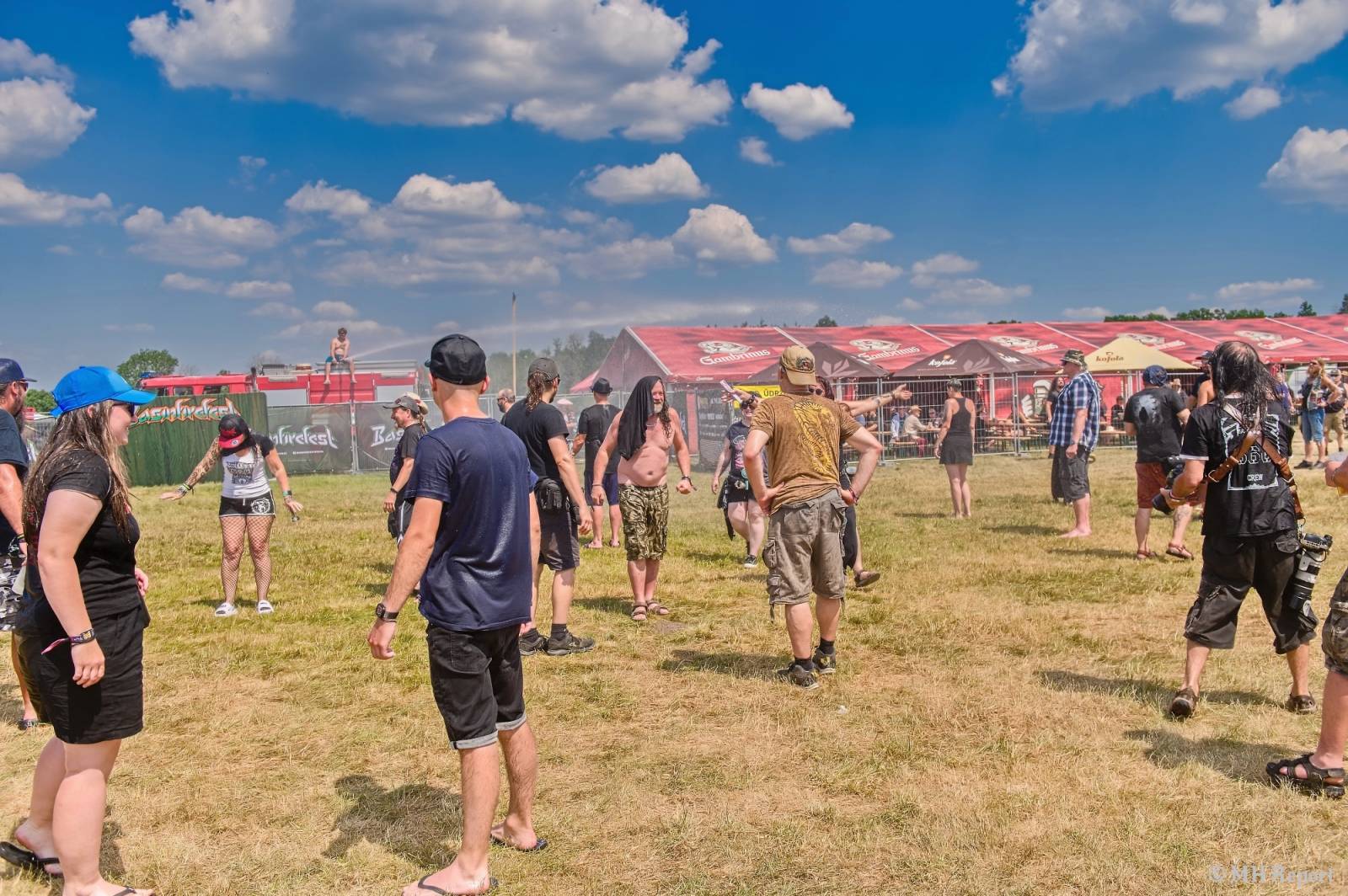 Tahákem třetího dne Basinfirefestu byli Napalm Death, dorazili i Paradise Lost a Six Feet Under