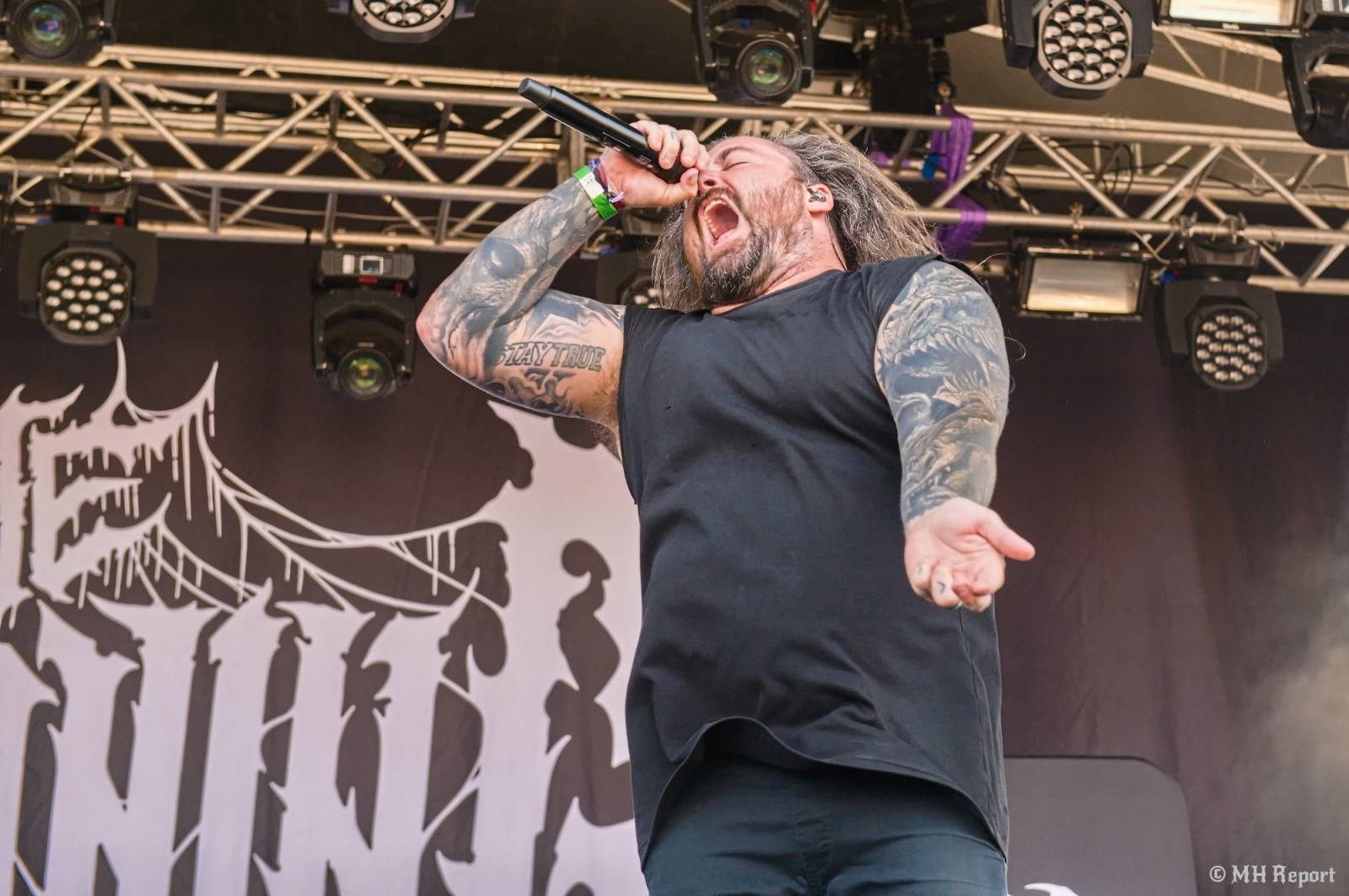 Tahákem třetího dne Basinfirefestu byli Napalm Death, dorazili i Paradise Lost a Six Feet Under