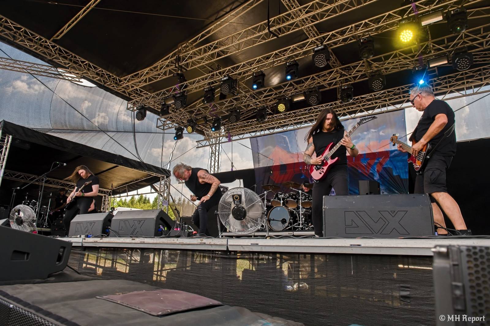 Tahákem třetího dne Basinfirefestu byli Napalm Death, dorazili i Paradise Lost a Six Feet Under
