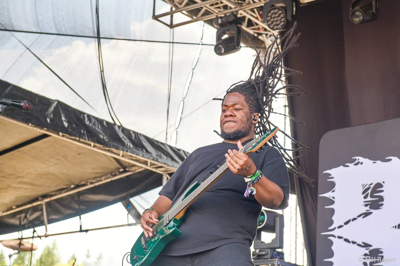 Tahákem třetího dne Basinfirefestu byli Napalm Death, dorazili i Paradise Lost a Six Feet Under