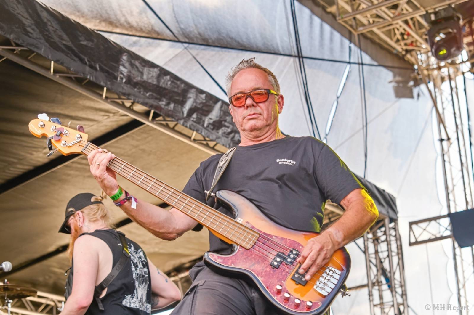 Tahákem třetího dne Basinfirefestu byli Napalm Death, dorazili i Paradise Lost a Six Feet Under