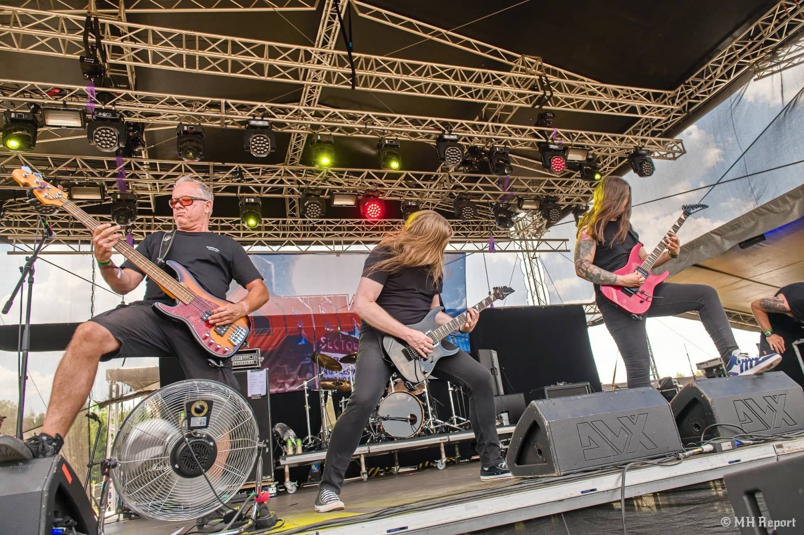 Tahákem třetího dne Basinfirefestu byli Napalm Death, dorazili i Paradise Lost a Six Feet Under