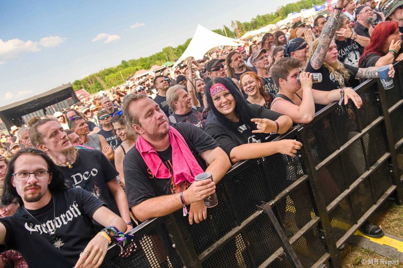 Tahákem třetího dne Basinfirefestu byli Napalm Death, dorazili i Paradise Lost a Six Feet Under