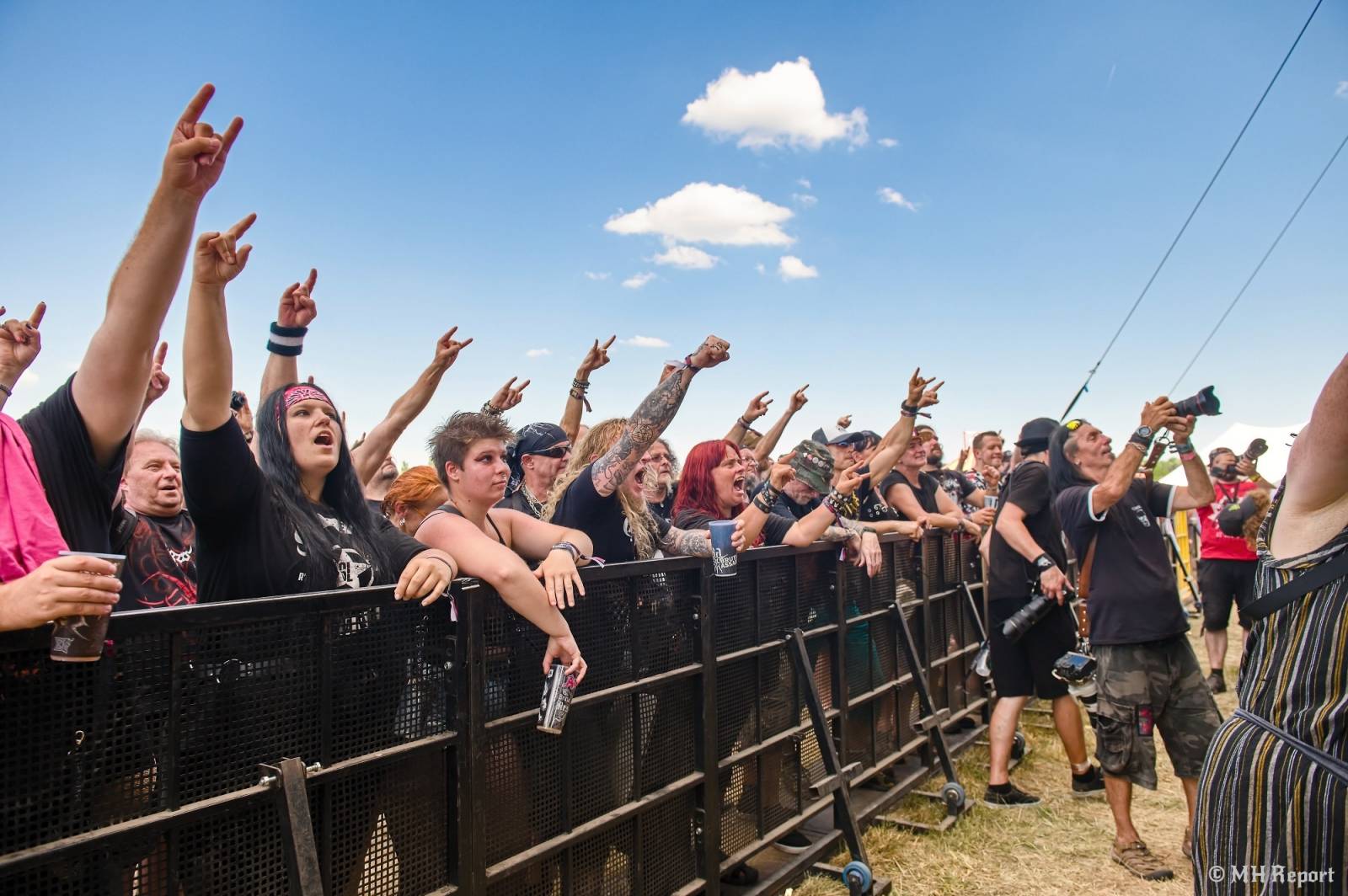 Tahákem třetího dne Basinfirefestu byli Napalm Death, dorazili i Paradise Lost a Six Feet Under