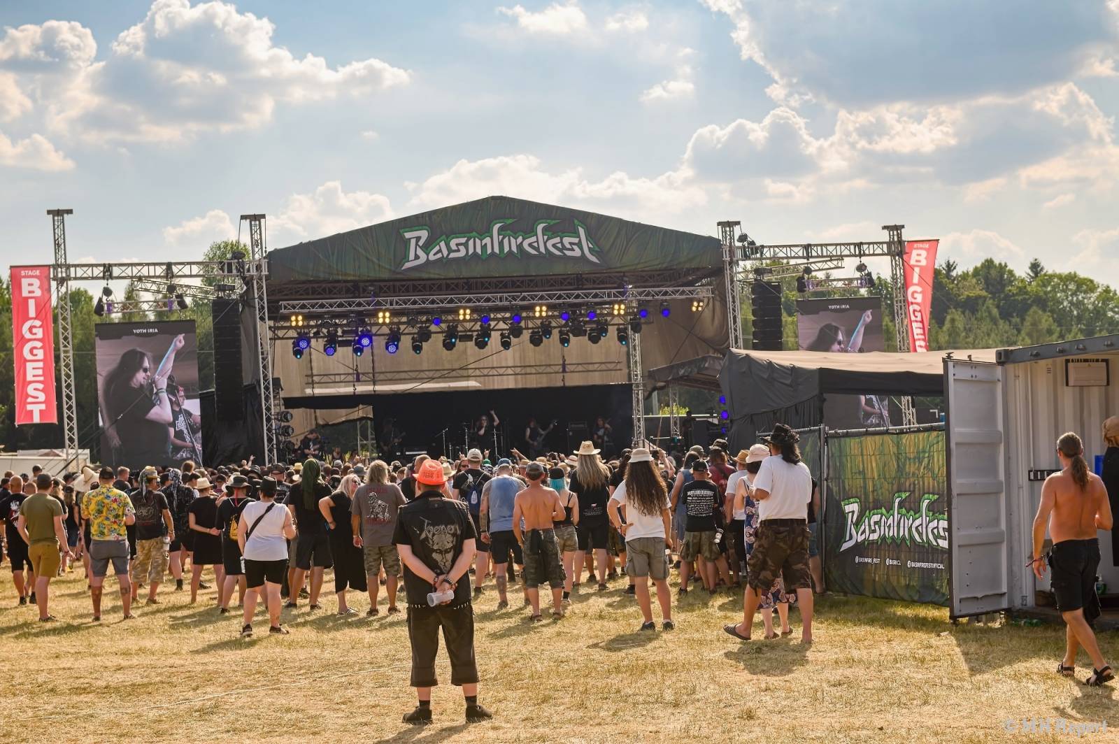 Tahákem třetího dne Basinfirefestu byli Napalm Death, dorazili i Paradise Lost a Six Feet Under