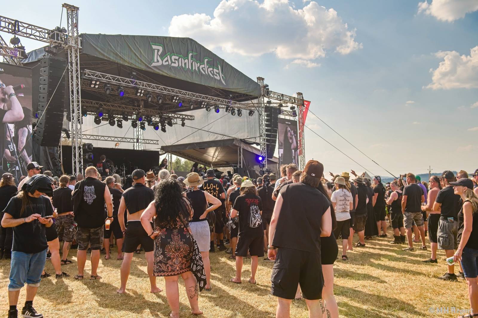 Tahákem třetího dne Basinfirefestu byli Napalm Death, dorazili i Paradise Lost a Six Feet Under