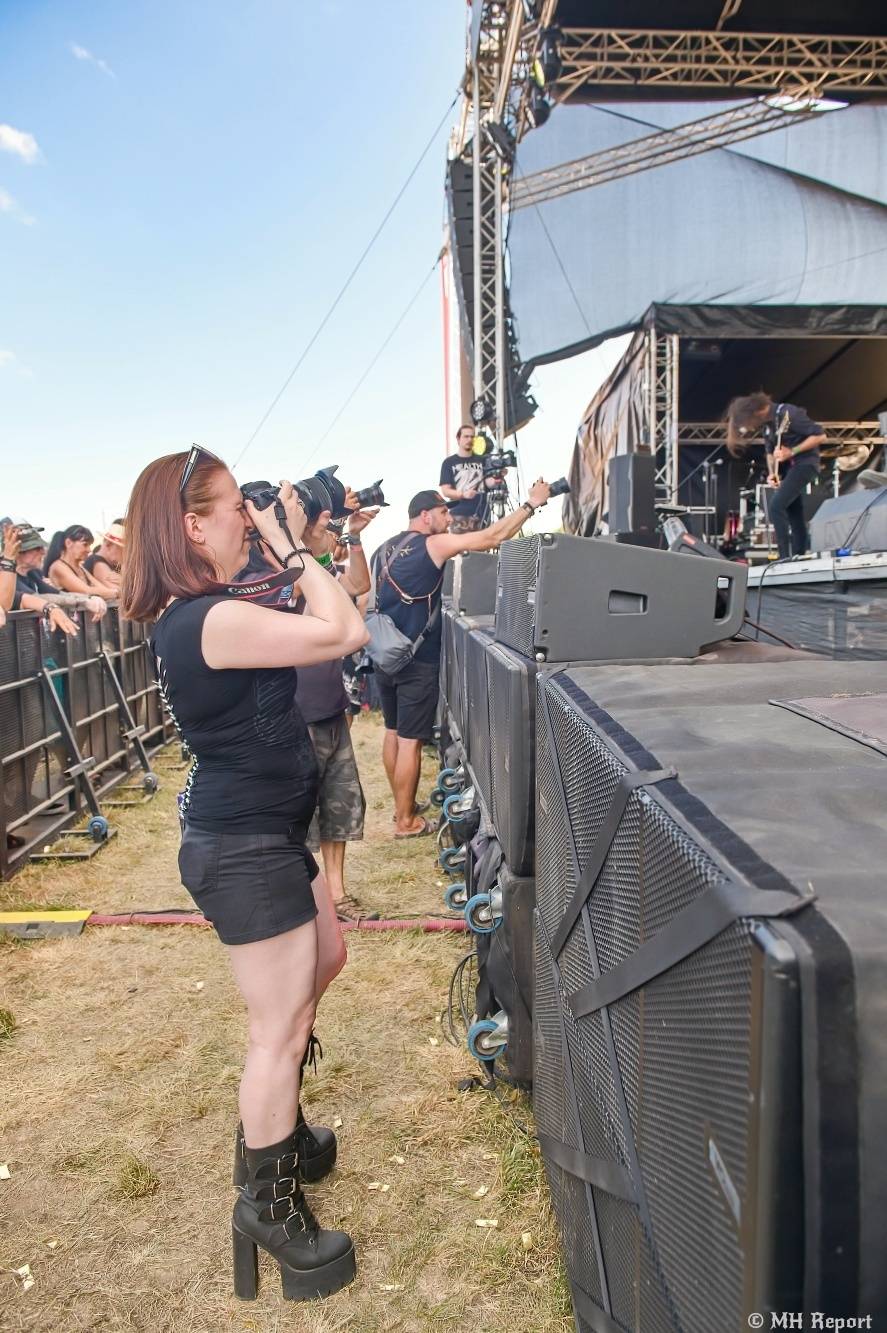 Tahákem třetího dne Basinfirefestu byli Napalm Death, dorazili i Paradise Lost a Six Feet Under