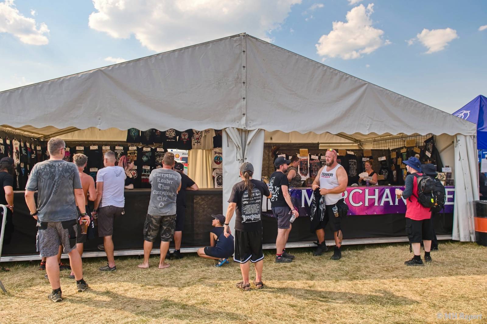 Tahákem třetího dne Basinfirefestu byli Napalm Death, dorazili i Paradise Lost a Six Feet Under