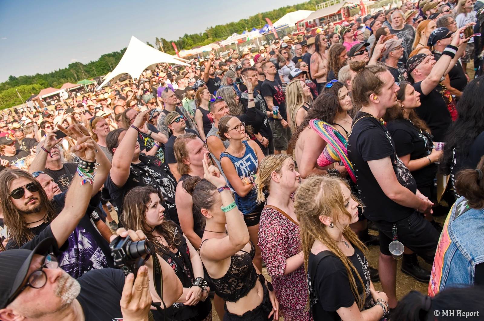 Tahákem třetího dne Basinfirefestu byli Napalm Death, dorazili i Paradise Lost a Six Feet Under