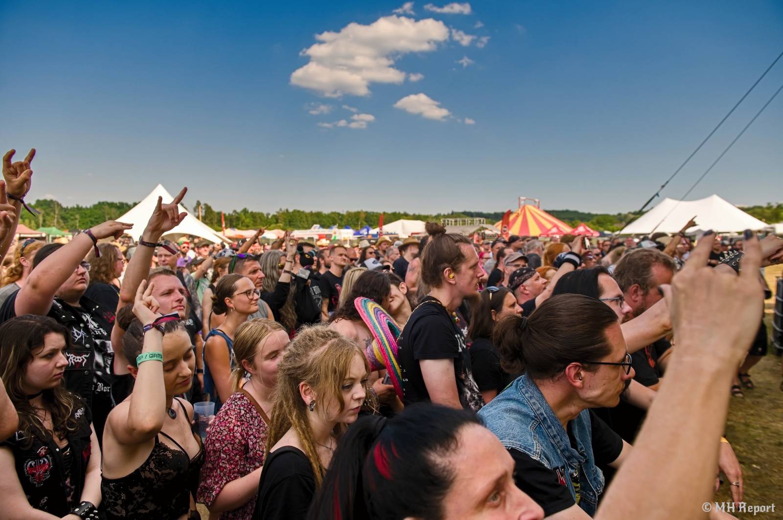 Tahákem třetího dne Basinfirefestu byli Napalm Death, dorazili i Paradise Lost a Six Feet Under