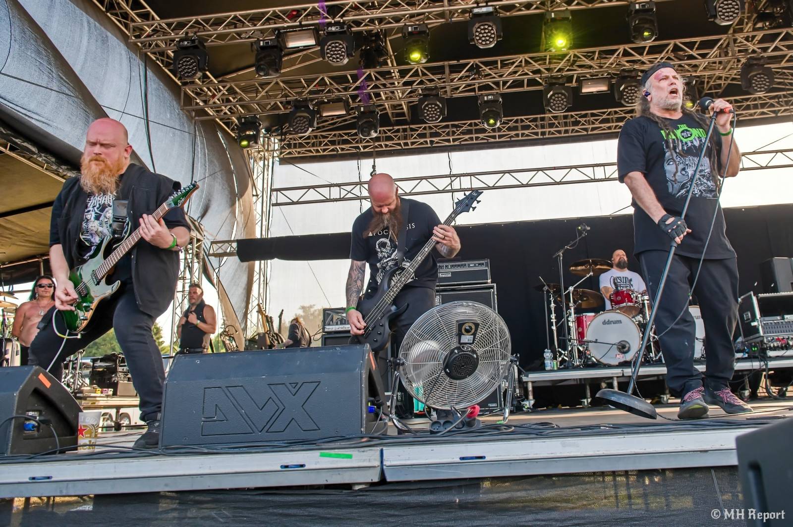 Tahákem třetího dne Basinfirefestu byli Napalm Death, dorazili i Paradise Lost a Six Feet Under