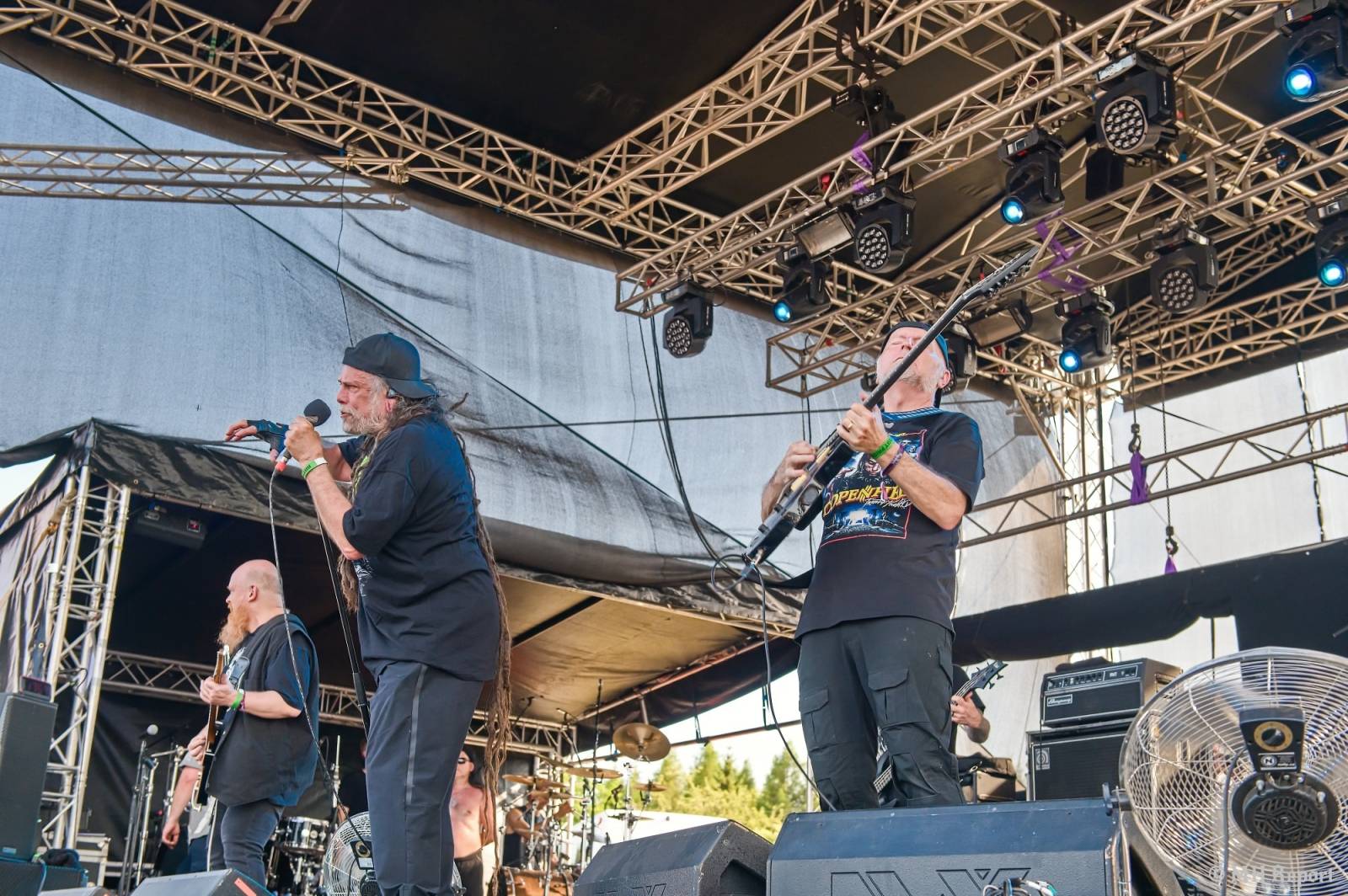 Tahákem třetího dne Basinfirefestu byli Napalm Death, dorazili i Paradise Lost a Six Feet Under