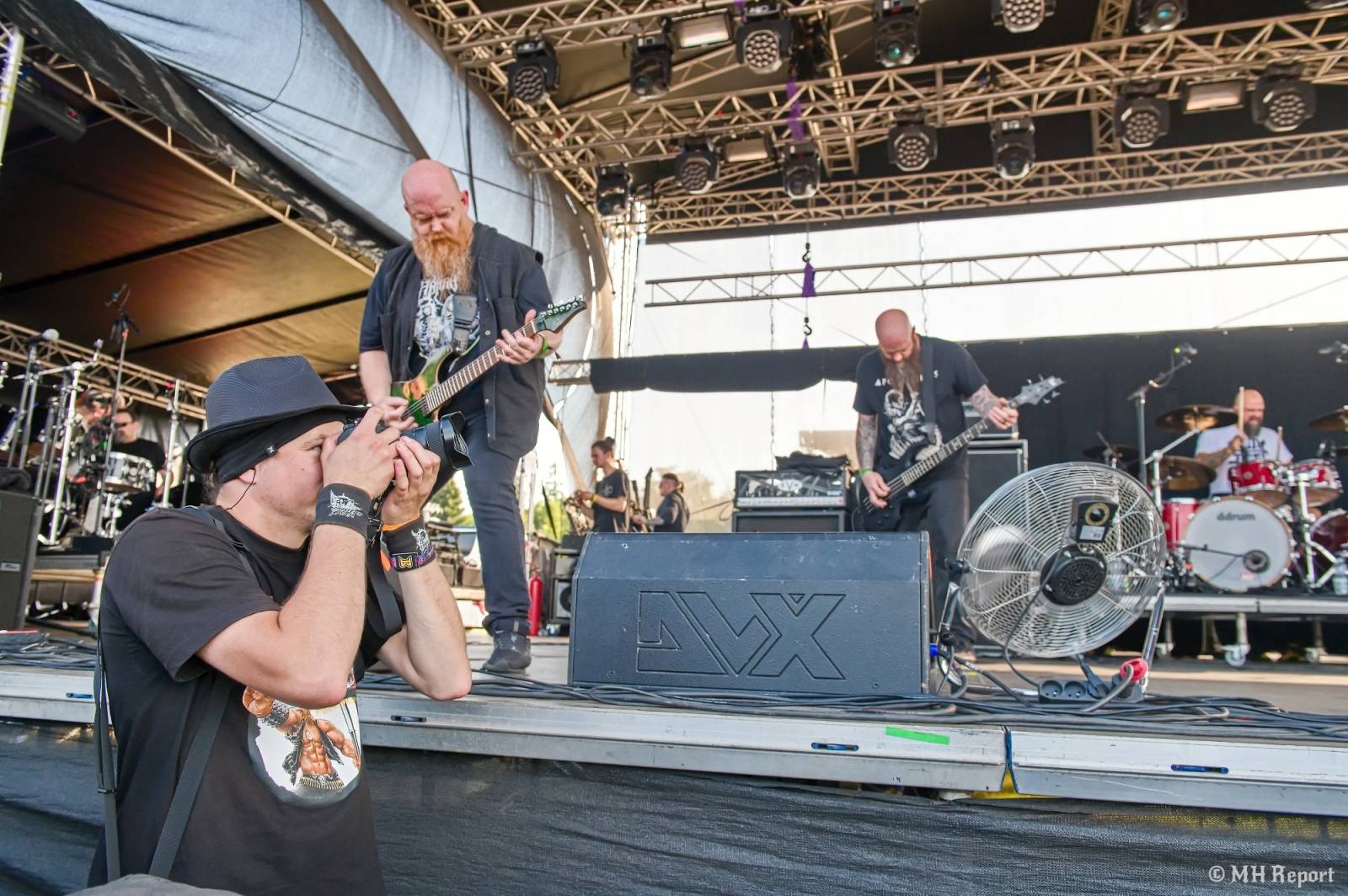Tahákem třetího dne Basinfirefestu byli Napalm Death, dorazili i Paradise Lost a Six Feet Under