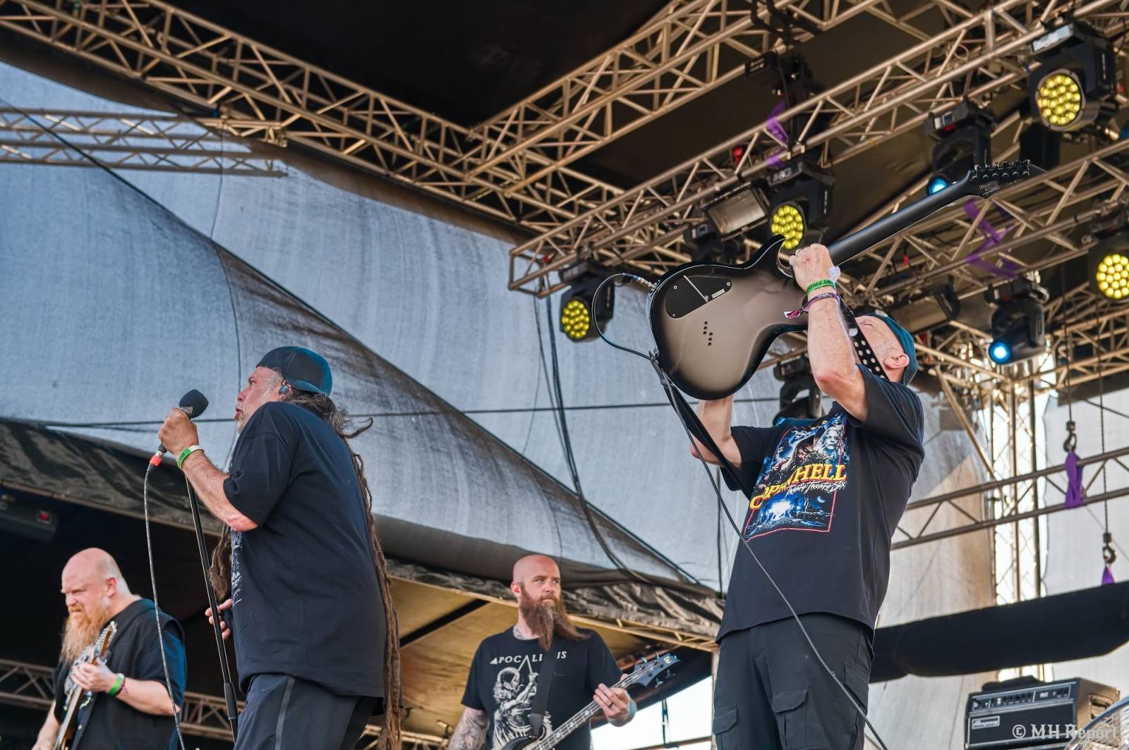 Tahákem třetího dne Basinfirefestu byli Napalm Death, dorazili i Paradise Lost a Six Feet Under