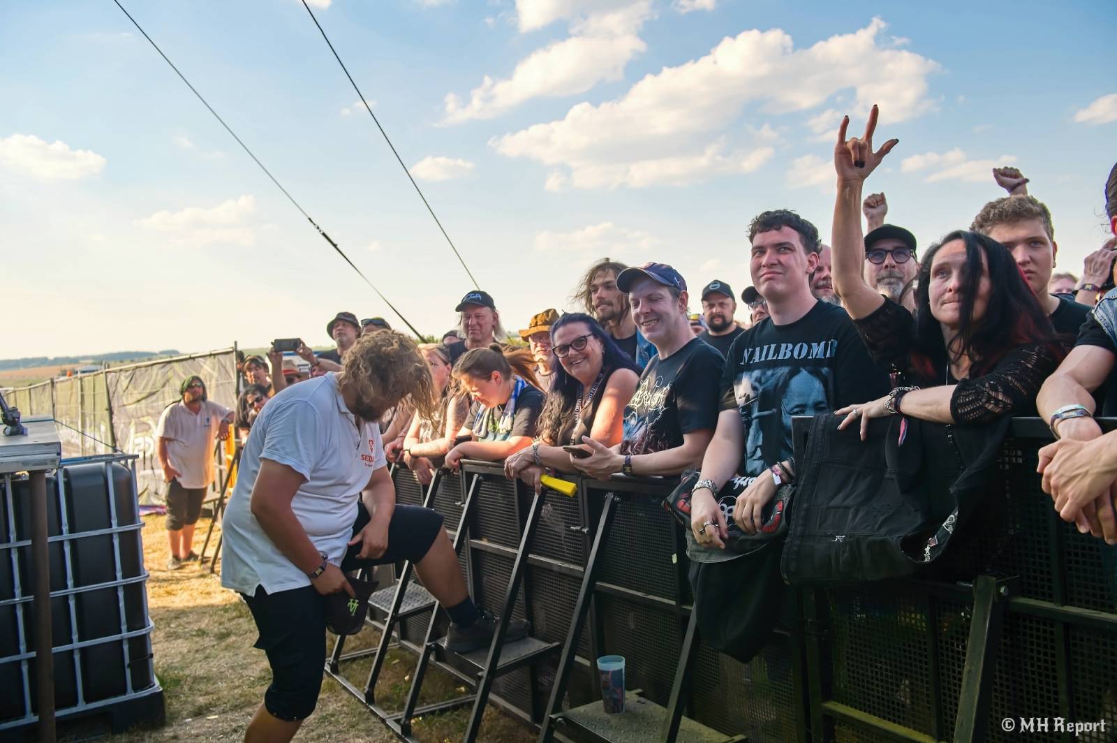 Tahákem třetího dne Basinfirefestu byli Napalm Death, dorazili i Paradise Lost a Six Feet Under