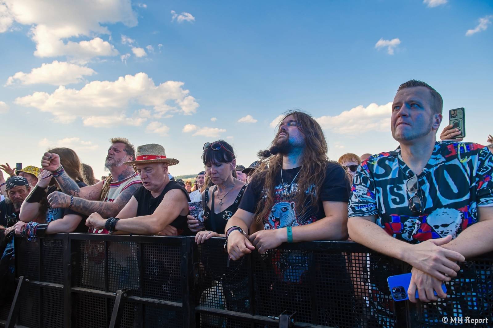 Tahákem třetího dne Basinfirefestu byli Napalm Death, dorazili i Paradise Lost a Six Feet Under
